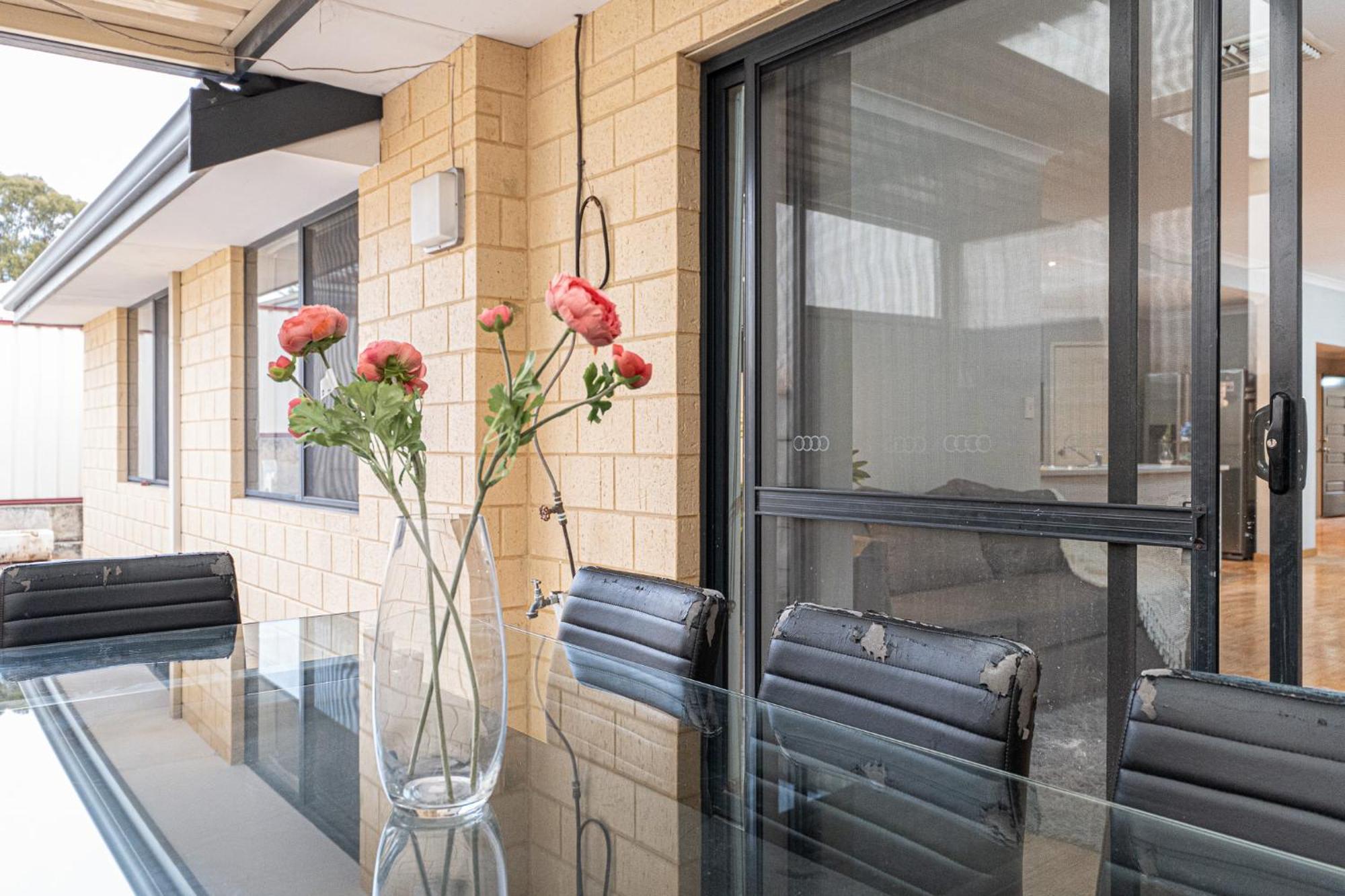 Airport 5Br Haven - Full Kitchen & Tranquil Holiday home *