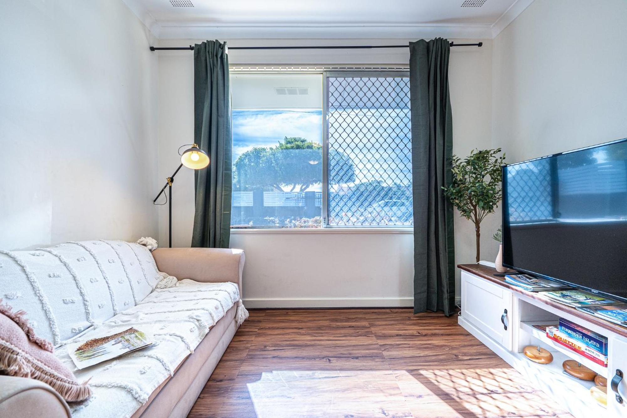 A1 Airport Haven - Quick Access, Comfy & Free Parking *