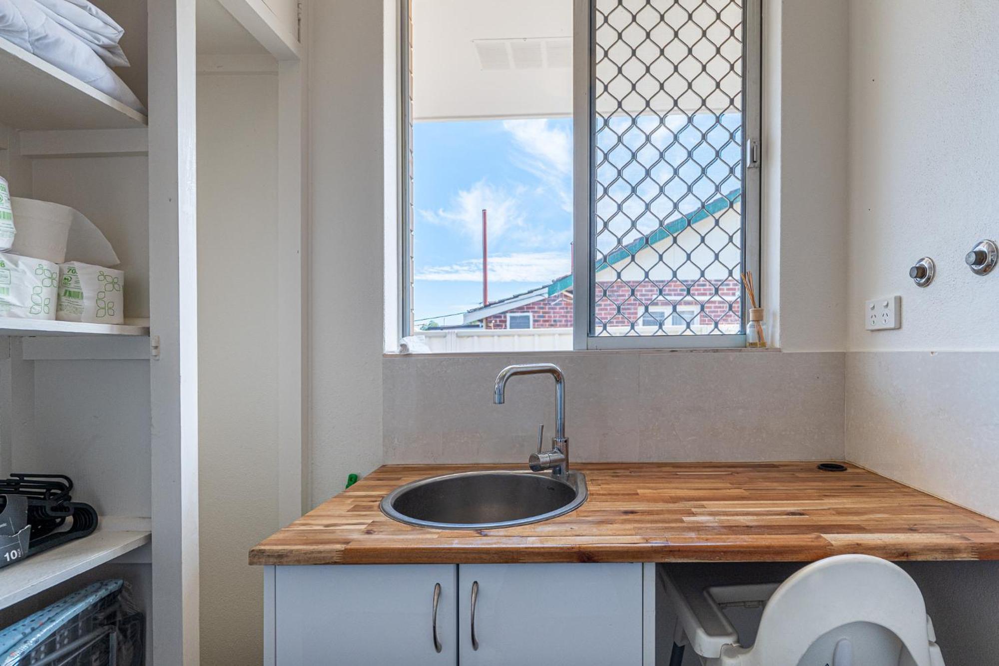 Holiday home A1 Airport Haven - Quick Access, Comfy & Free Parking *