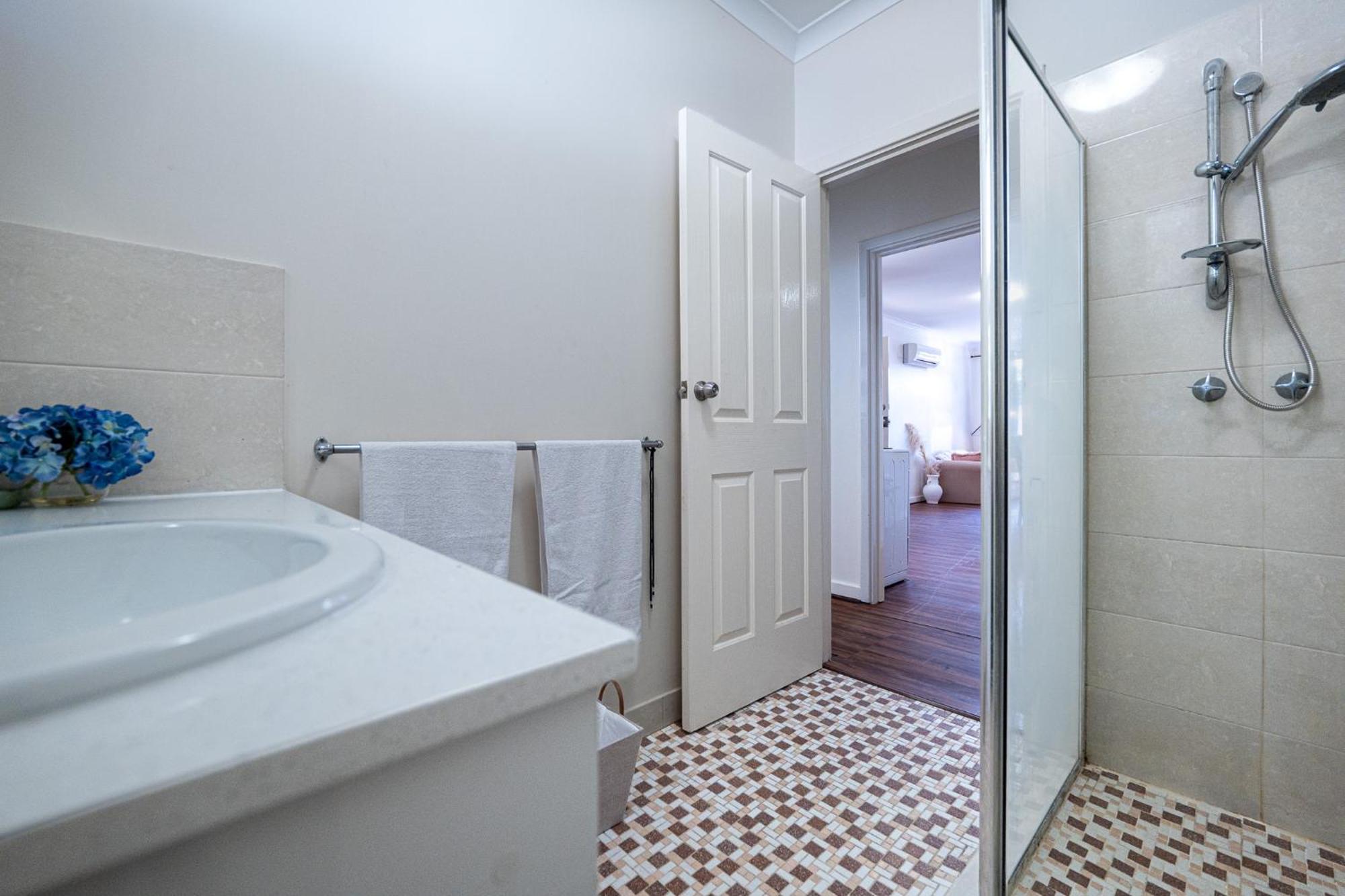 A1 Airport Haven - Quick Access, Comfy & Free Parking Holiday home *