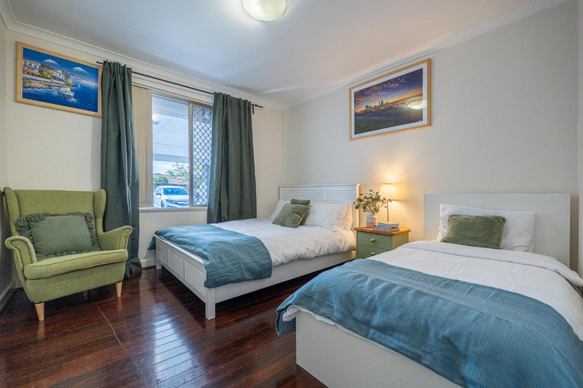 A1 Airport Haven - Quick Access, Comfy & Free Parking *