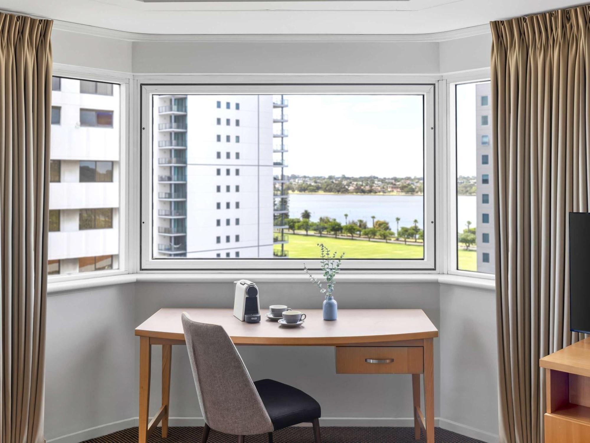Novotel Langley 4*