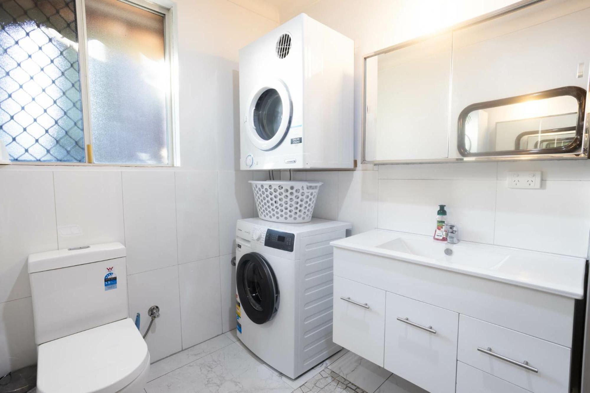 Well Equipped 3br With Backyard And Patio Apartment *