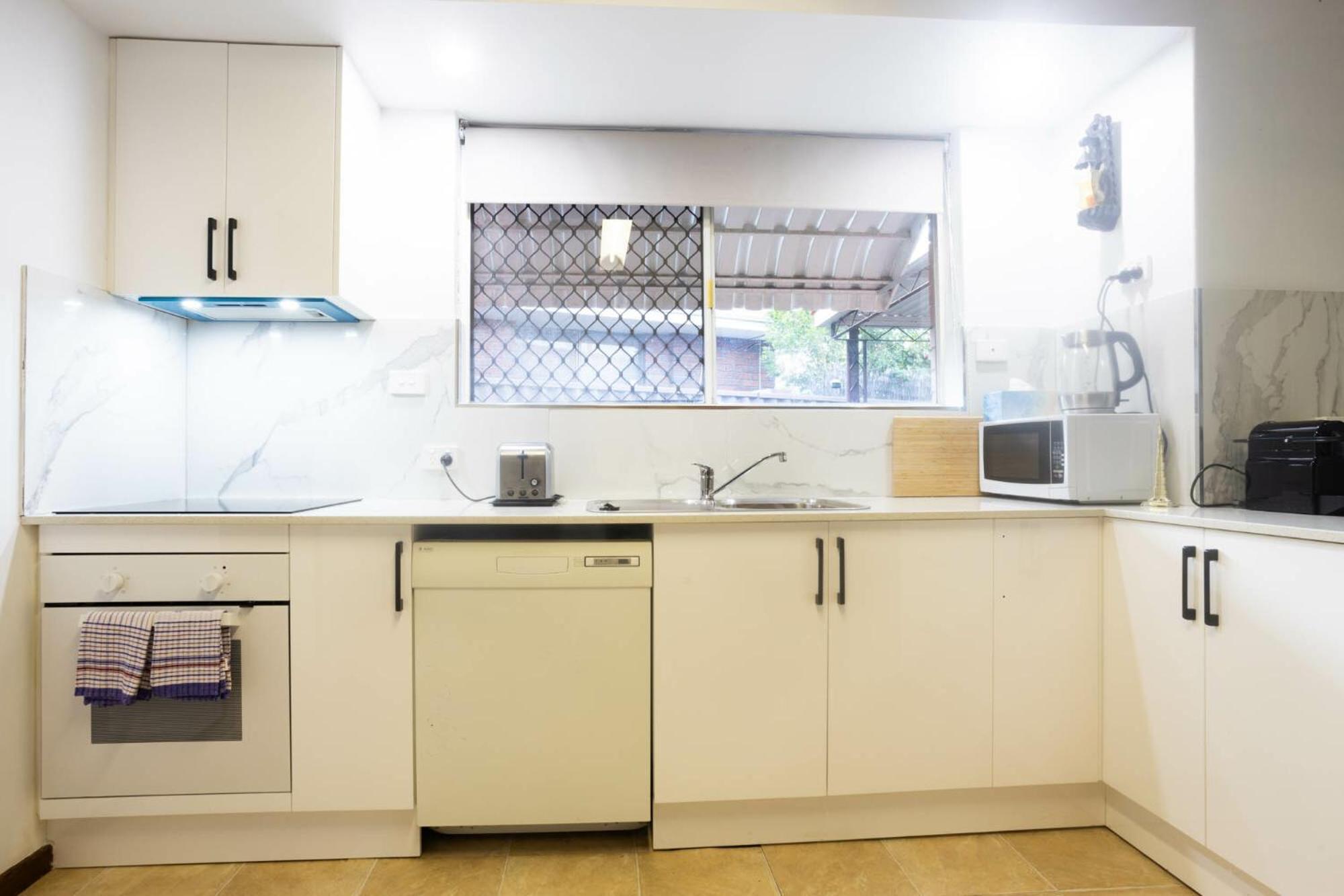 Apartment Well Equipped 3br With Backyard And Patio Perth