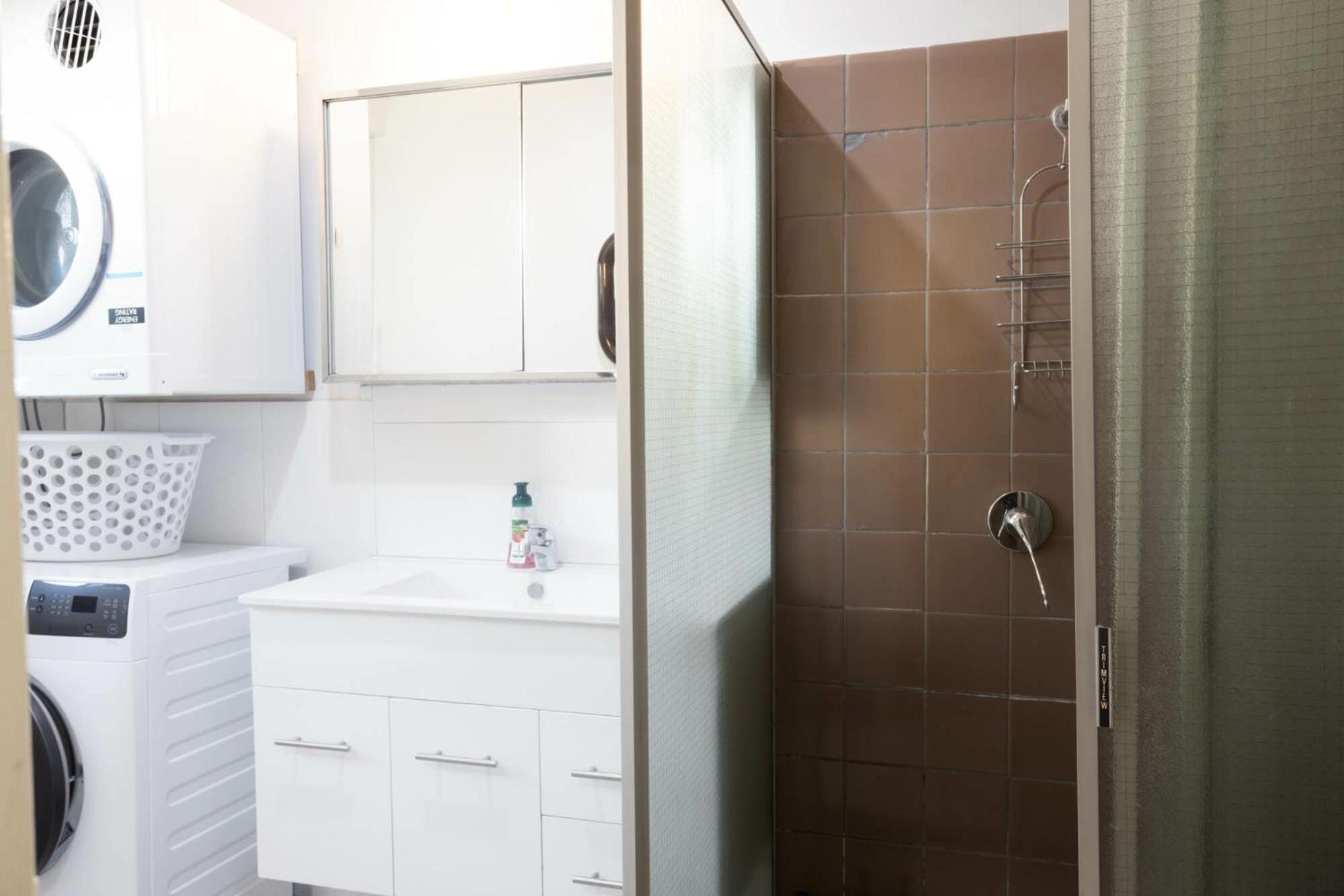 Well Equipped 3br With Backyard And Patio *