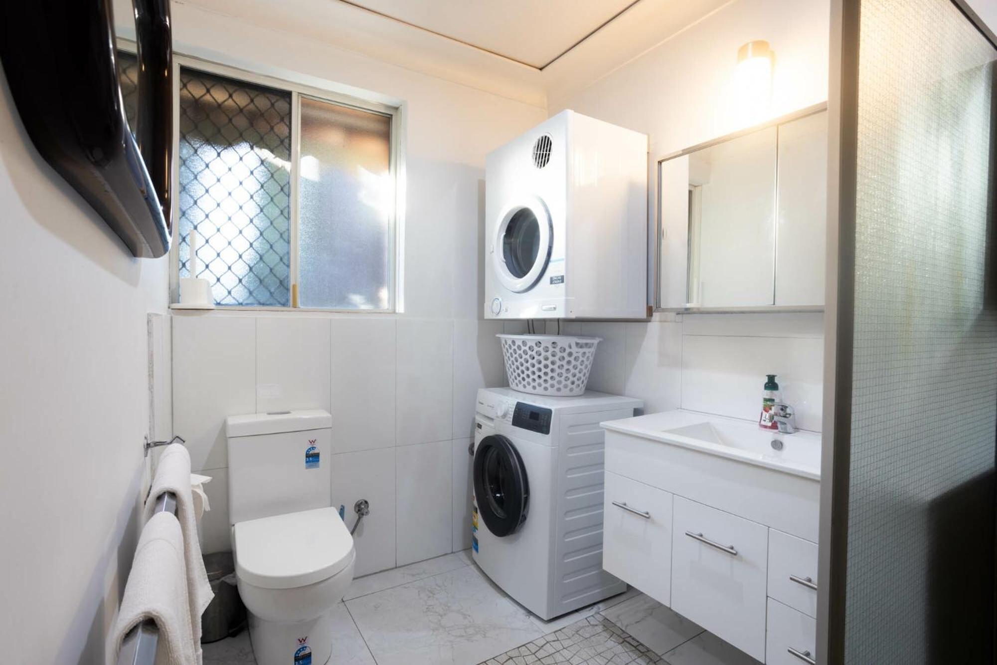 Well Equipped 3br With Backyard And Patio Apartment