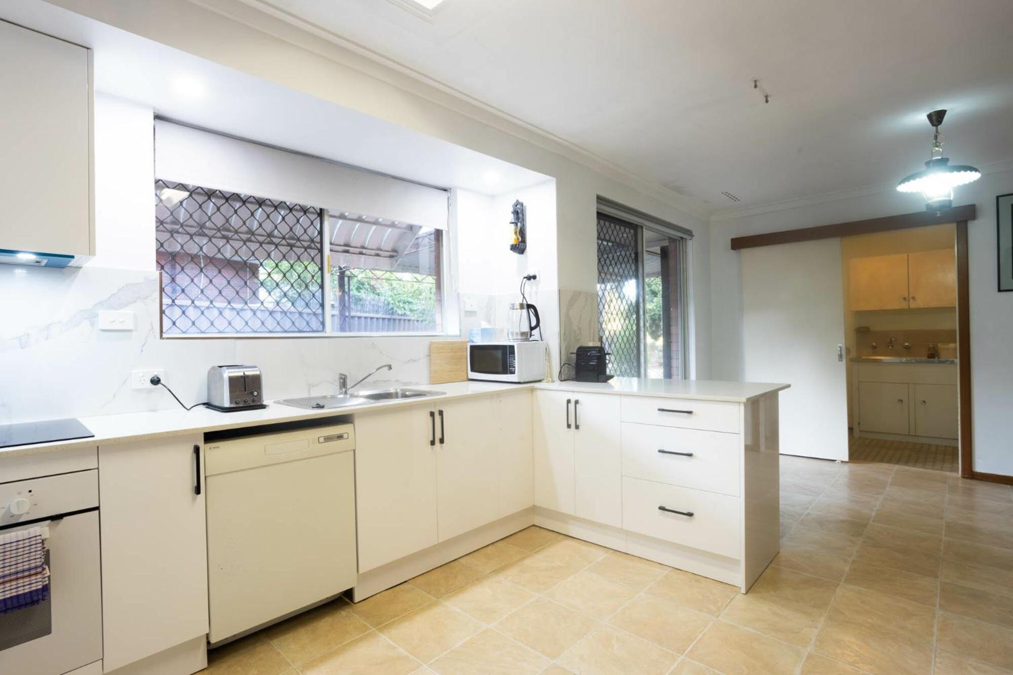 Apartment Well Equipped 3br With Backyard And Patio Perth