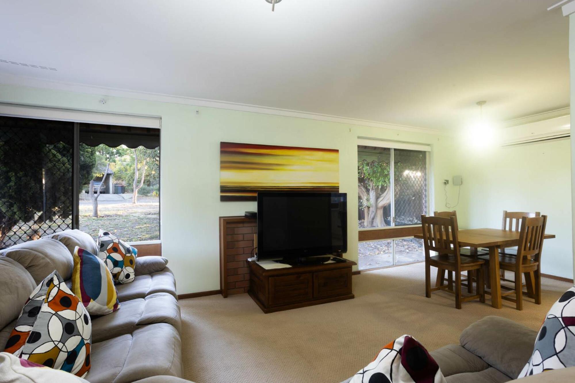 Well Equipped 3br With Backyard And Patio Apartment *