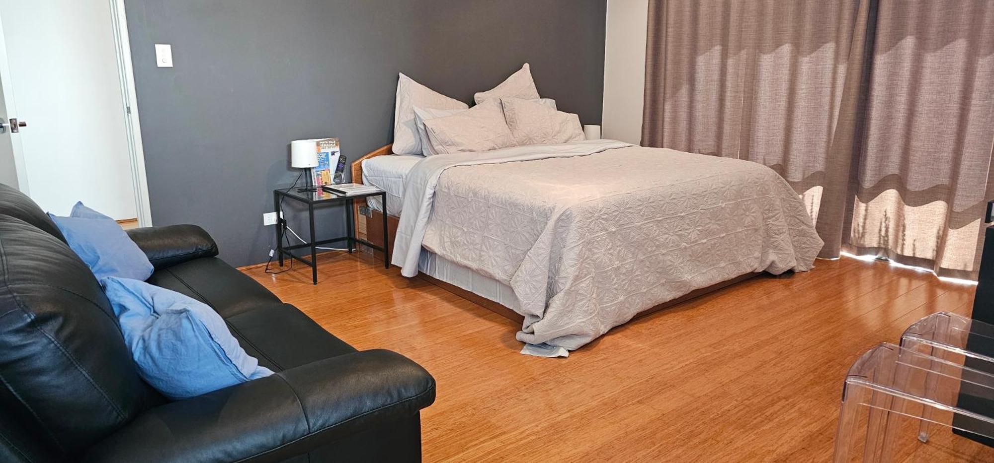 Private King Bed Guest * Perth