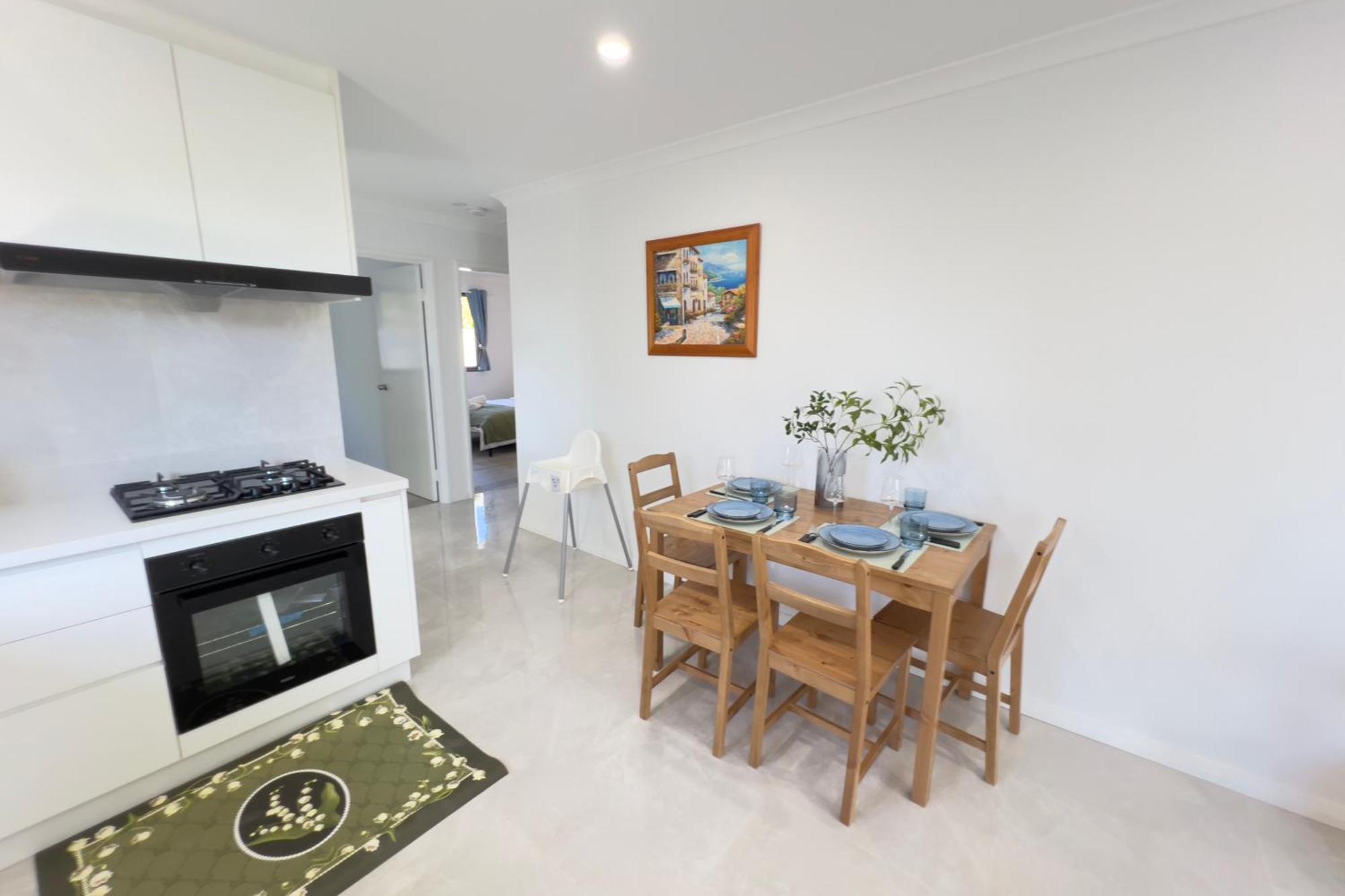 B3 Near Airport - Cozy Home, Walk To Shops & Eats *
