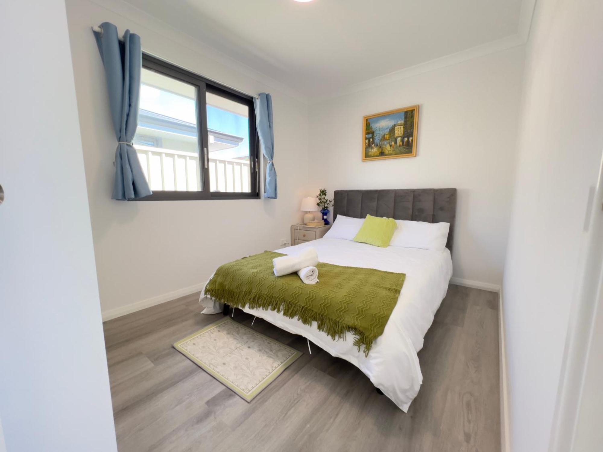 B2 Airport Adjacent - New Amenities & Fast Wi-fi