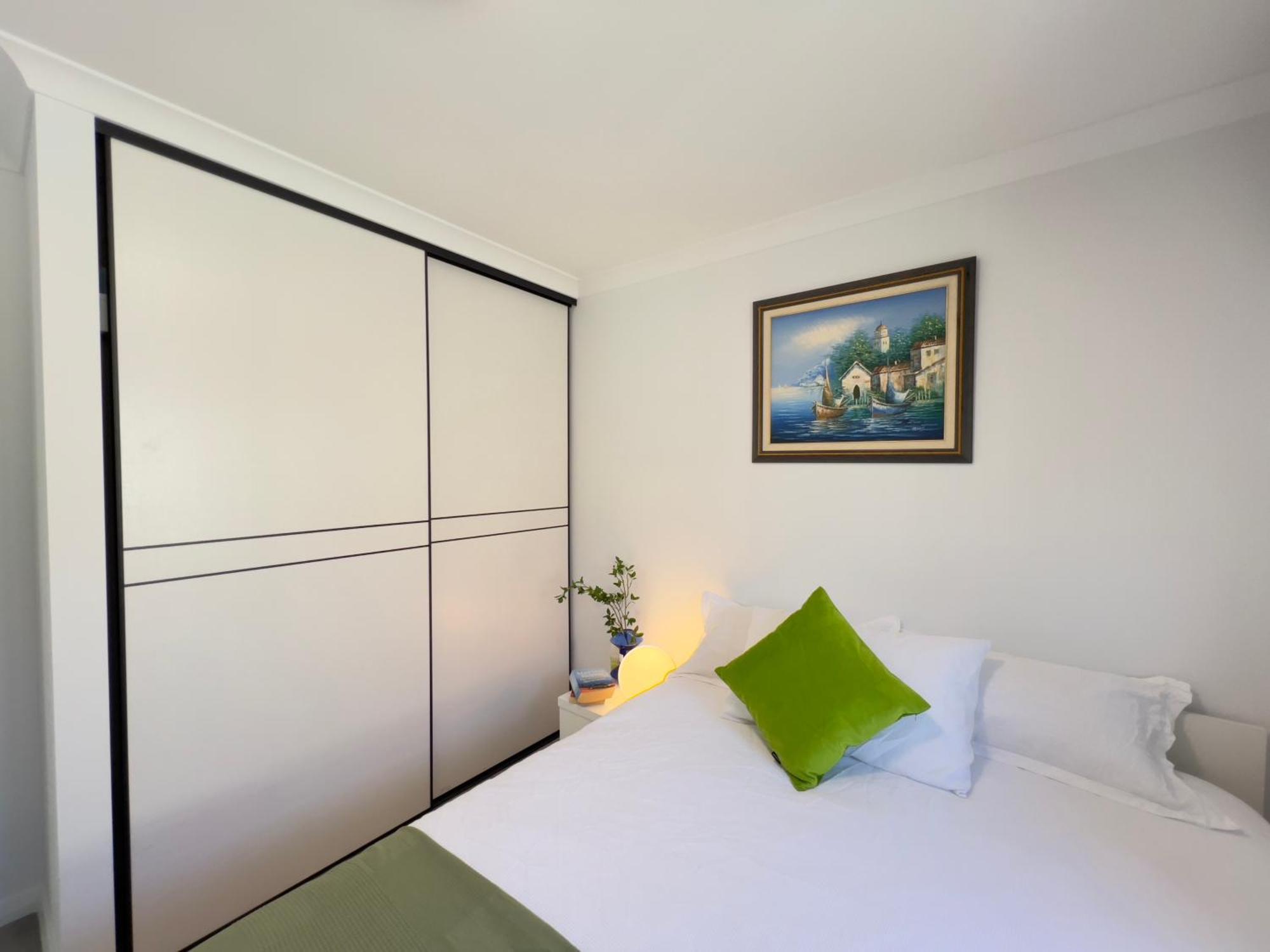 B2 Airport Adjacent - New Amenities & Fast Wi-fi Rumah liburan Perth