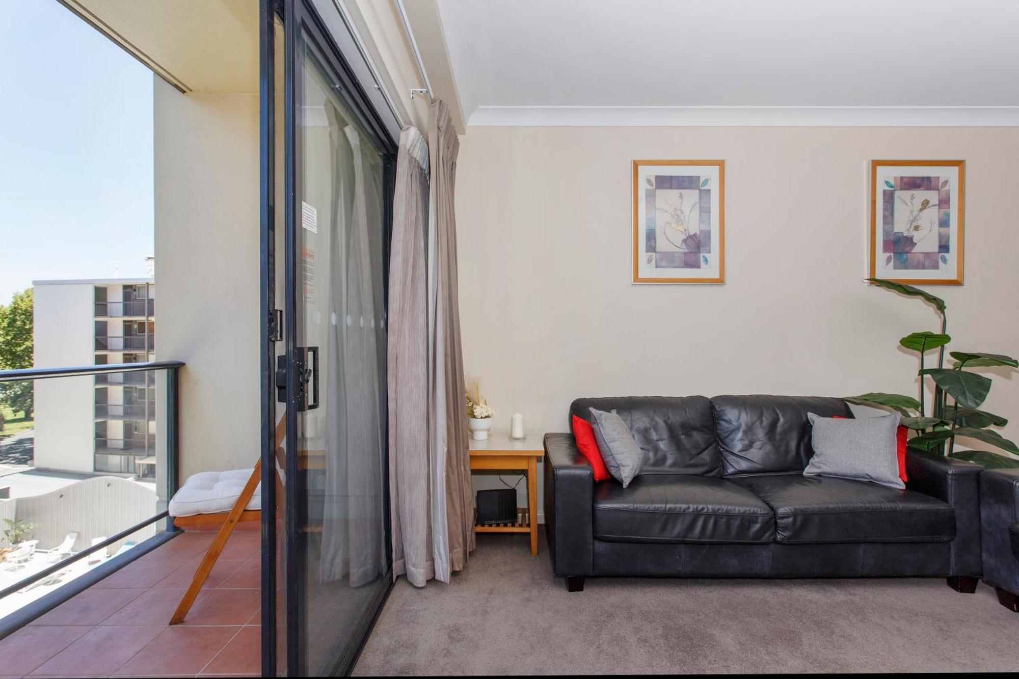 Resort-style Living In Cbd - 2x2 Apartment *