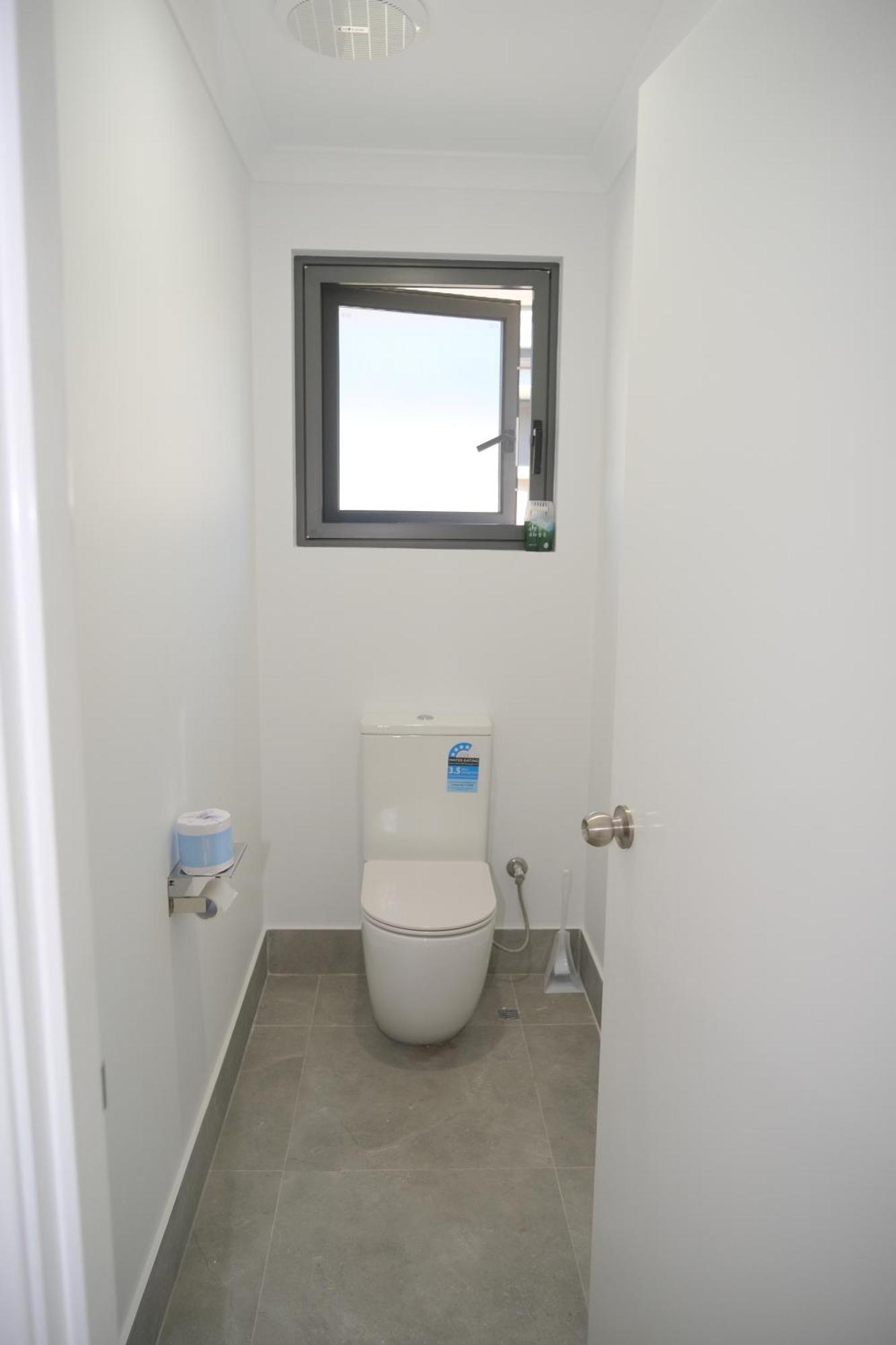 B2 Airport Adjacent Home - New Amenities & Fast Wi-Fi Holiday home Perth