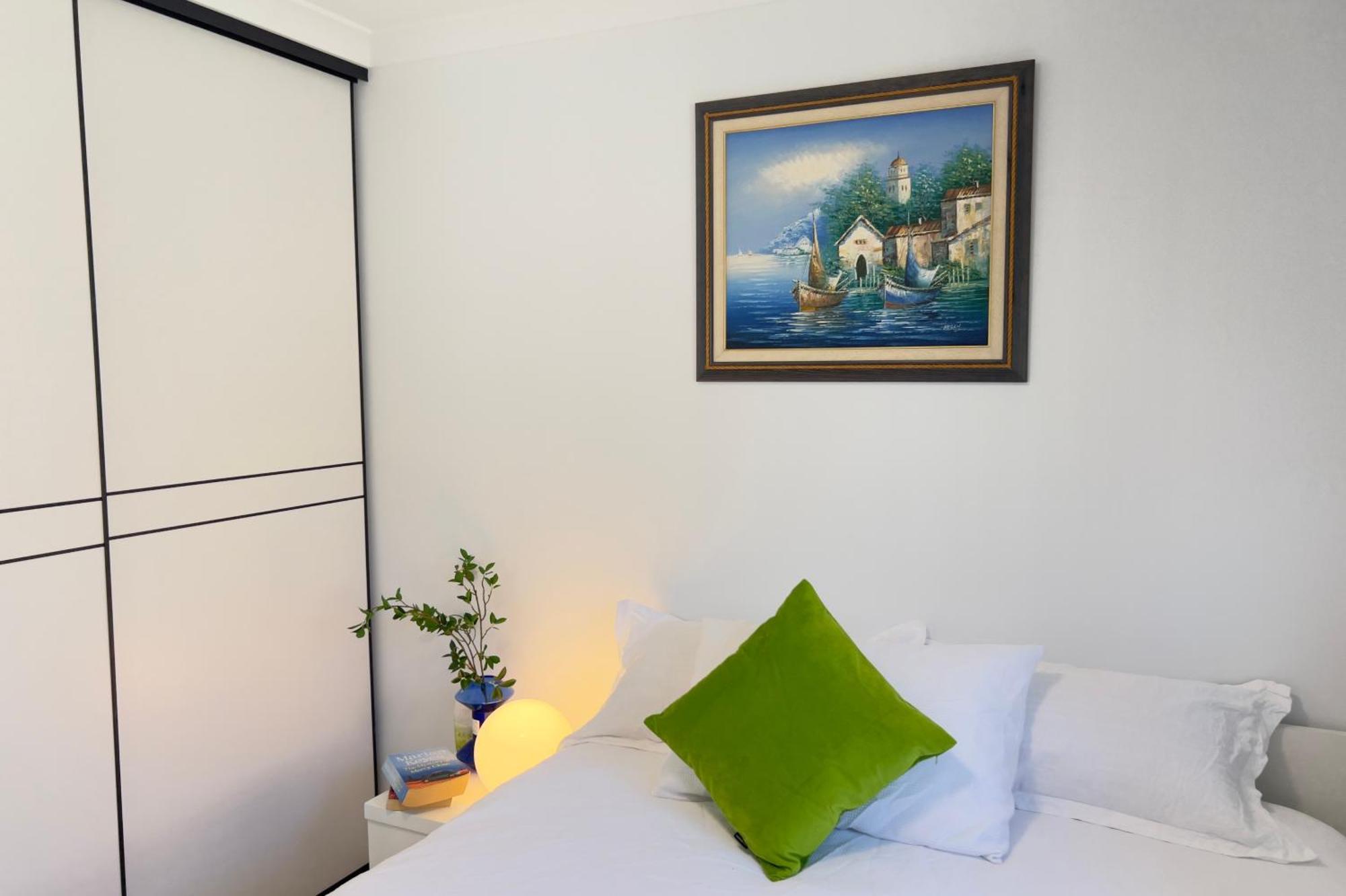 Holiday home B2 Airport Adjacent Home - New Amenities & Fast Wi-Fi Perth