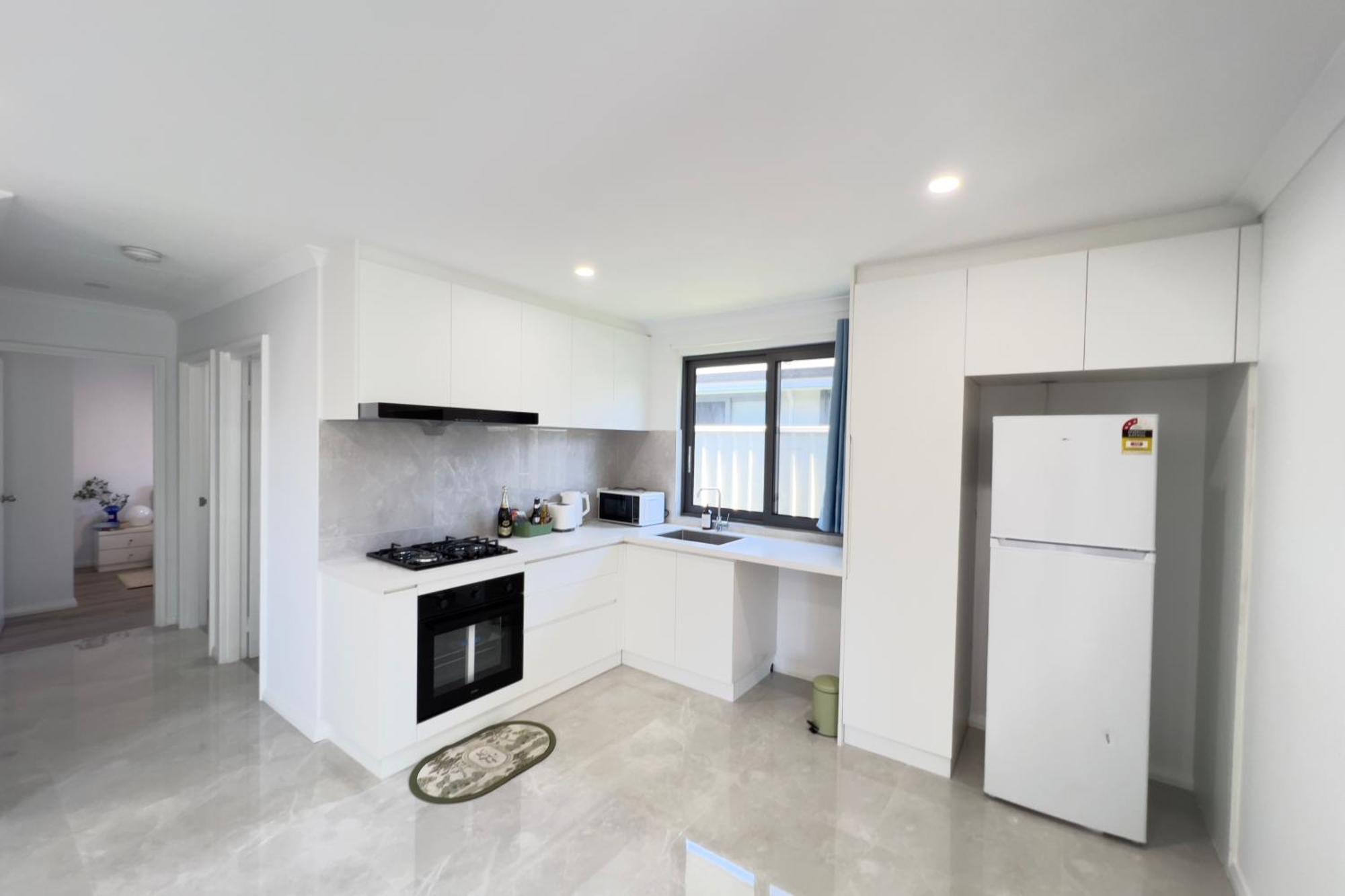 B2 Airport Adjacent Home - New Amenities & Fast Wi-Fi Perth