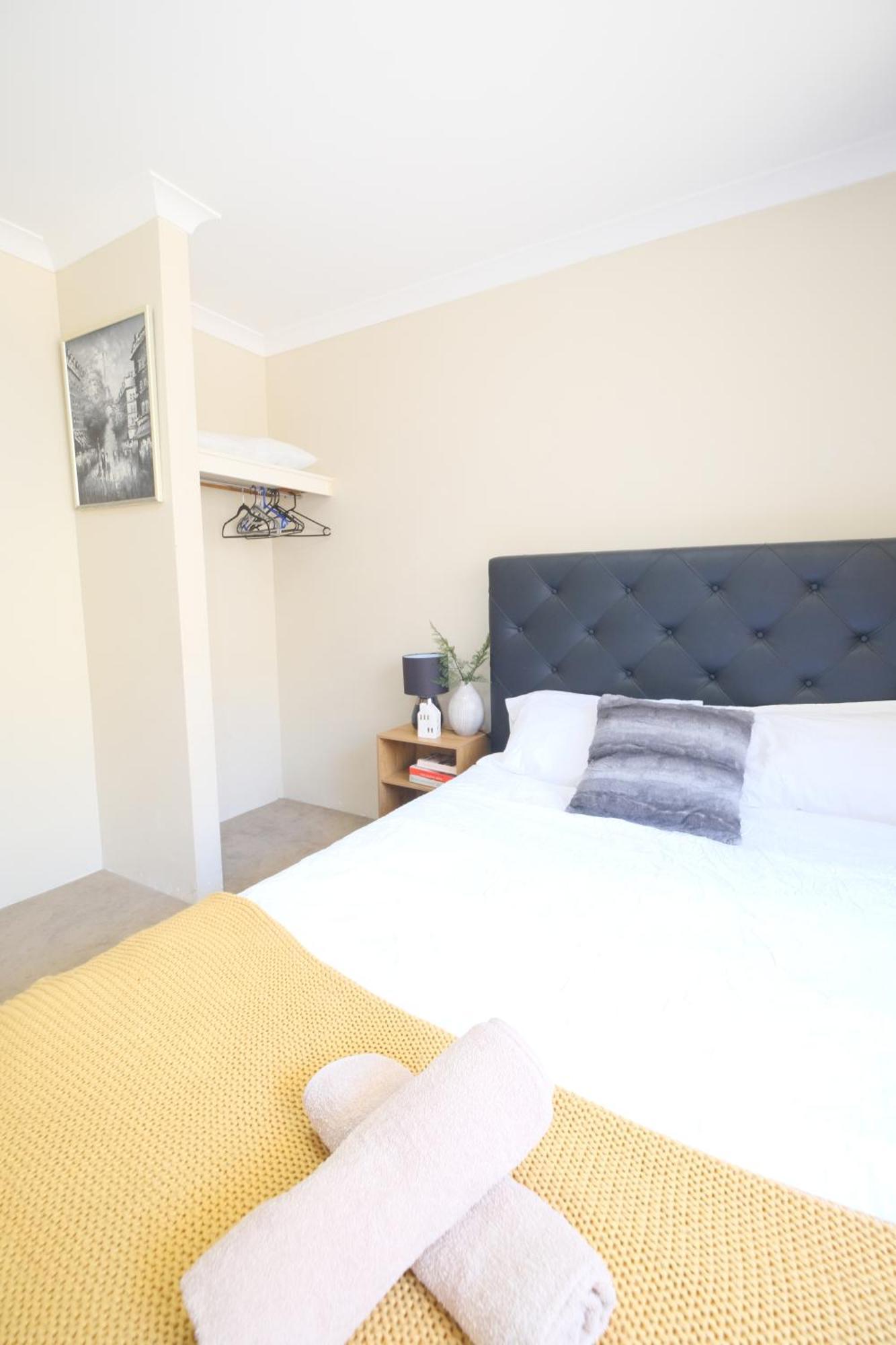 Airport 5Br Retreat - Full Kitchen & Tranquil