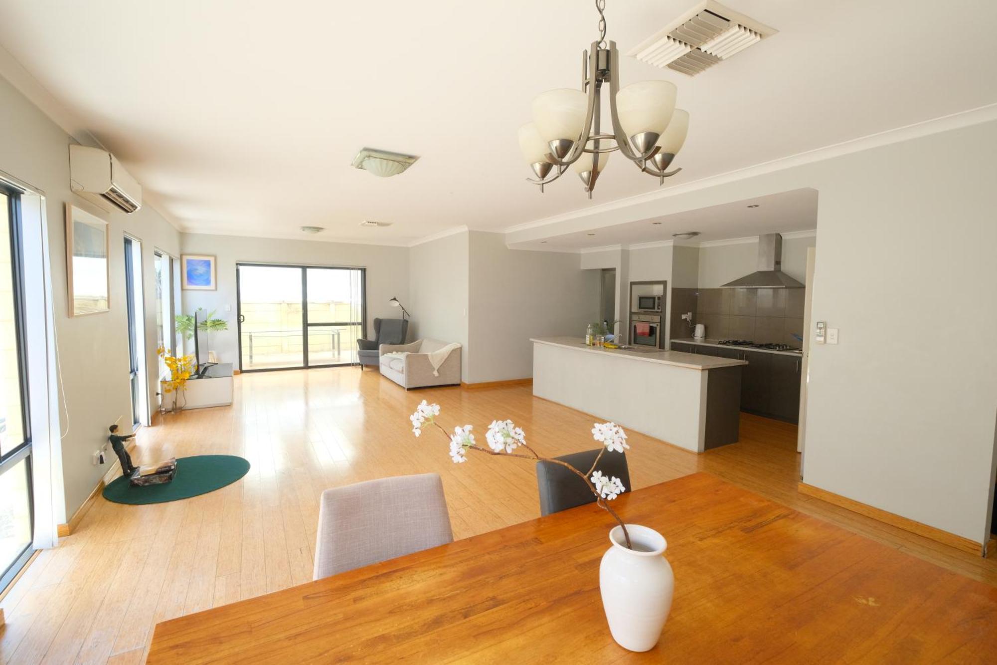 Airport 5Br Retreat - Full Kitchen & Tranquil Holiday home *