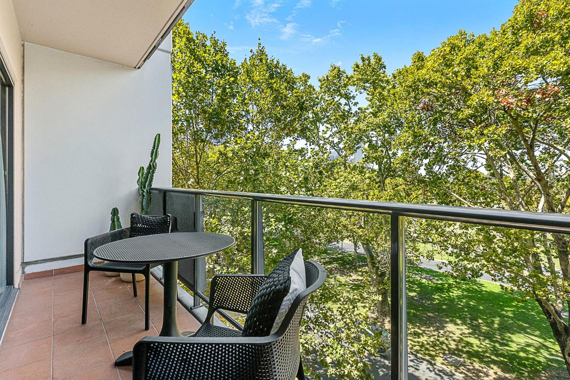 Luxe Modern Retreat Designer In Apartment *