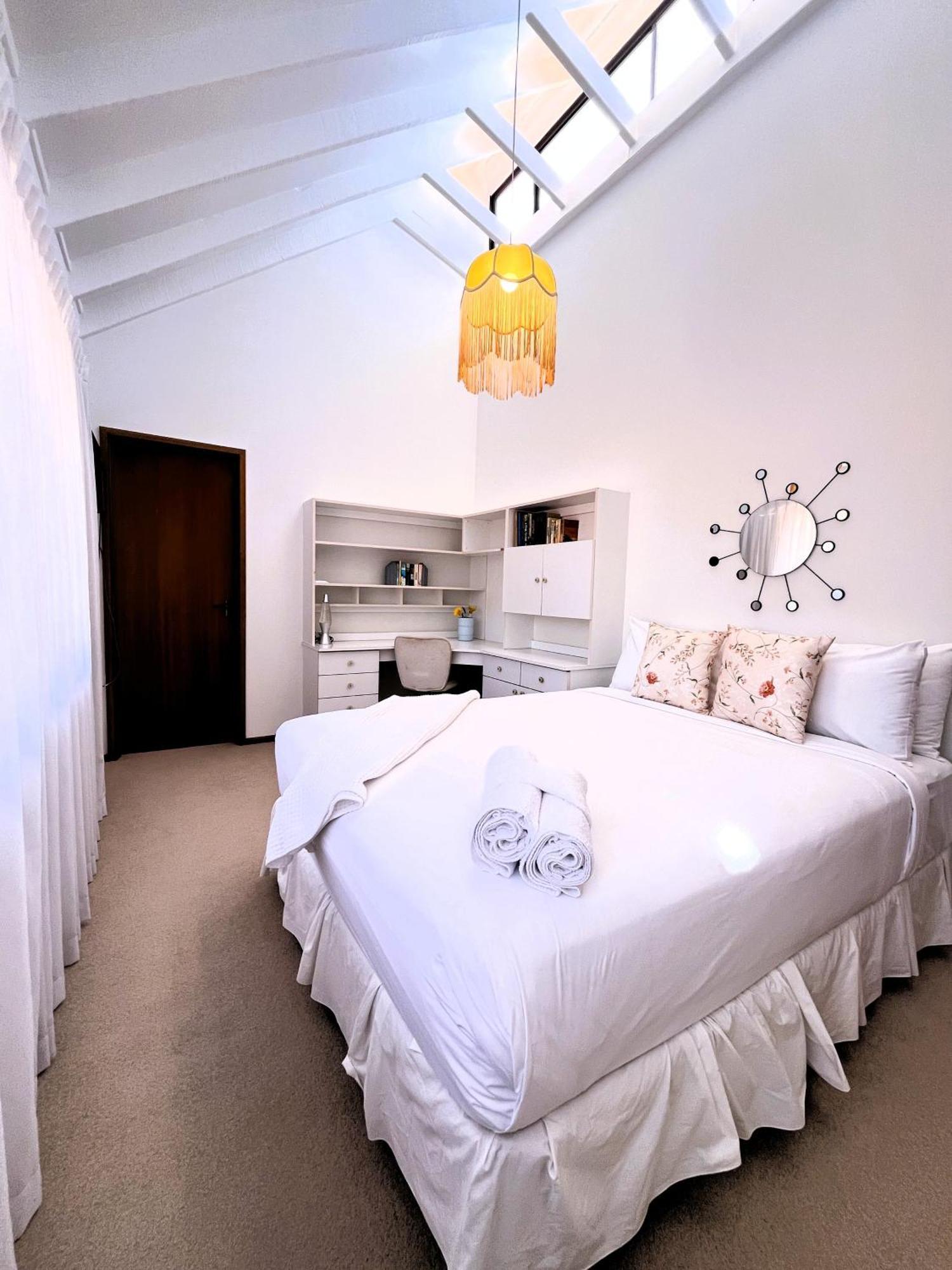 Rumah liburan 17 Rare Urban Style 4br Nedlands &pool