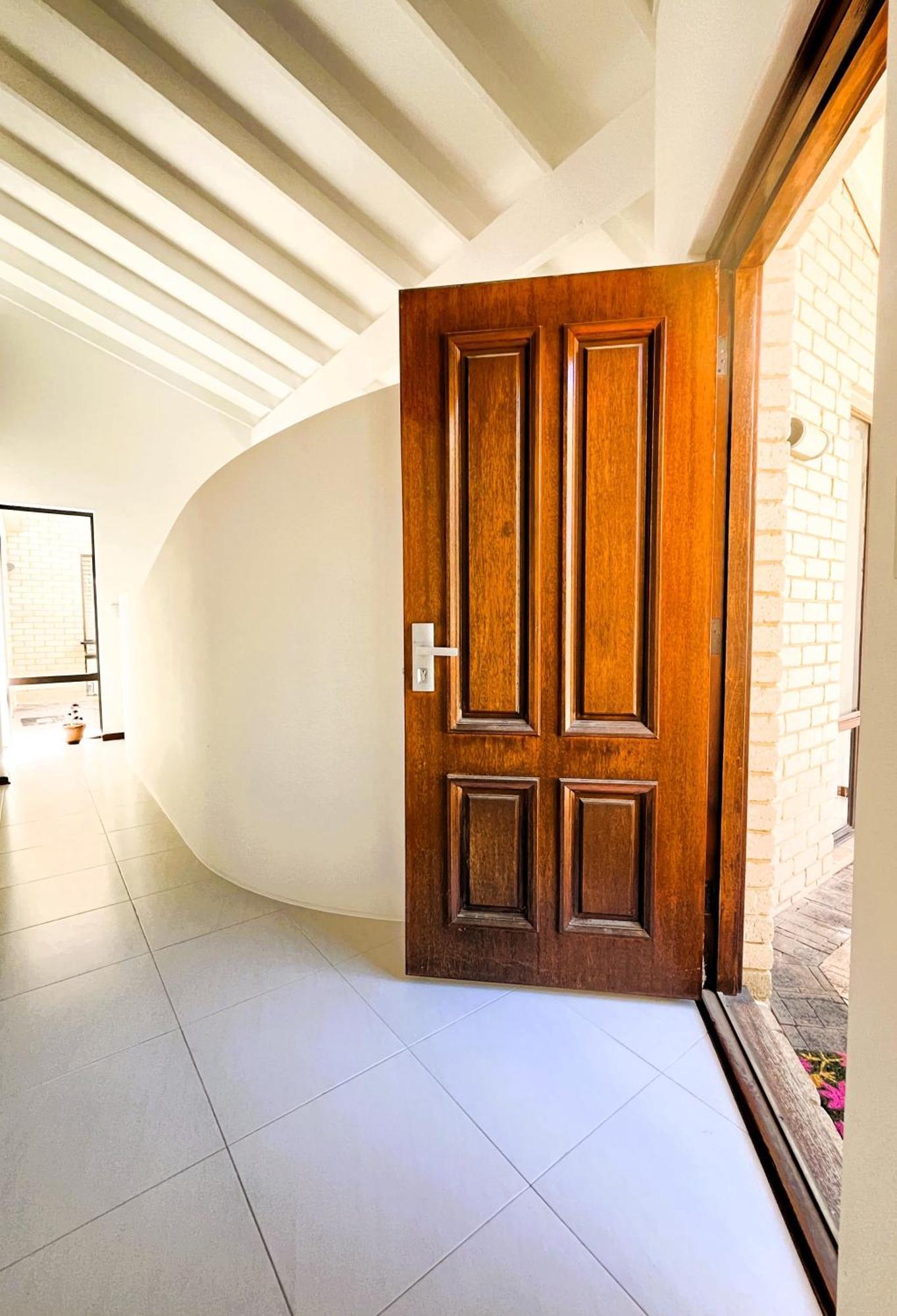 Rumah liburan 17 Rare Urban Style 4br Nedlands &pool *