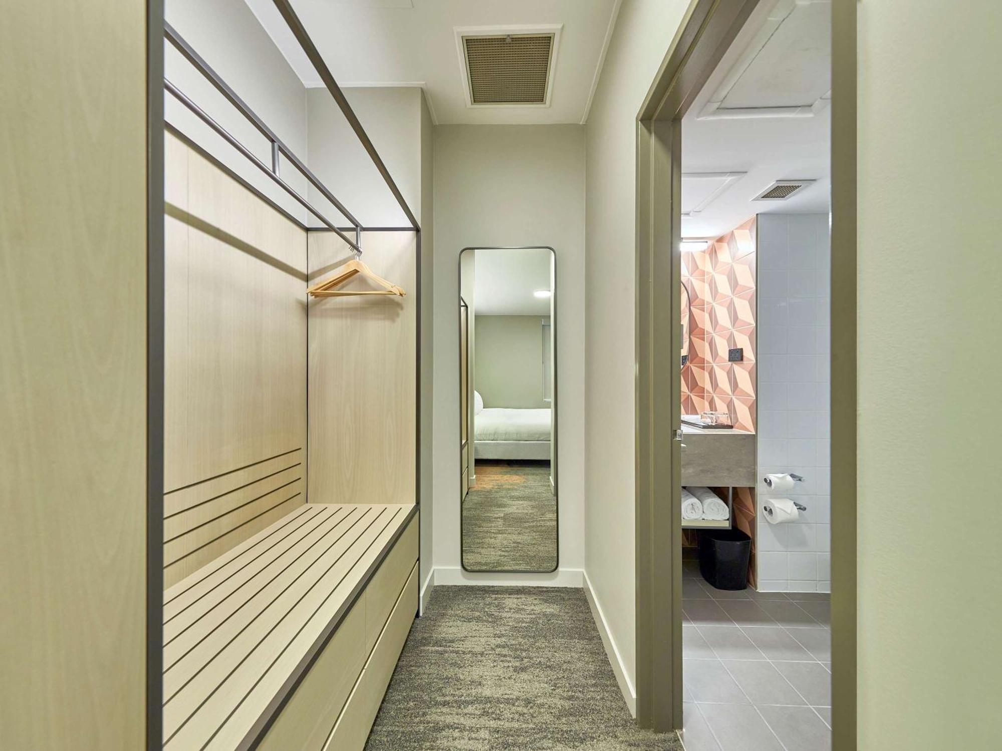 Ibis 4*