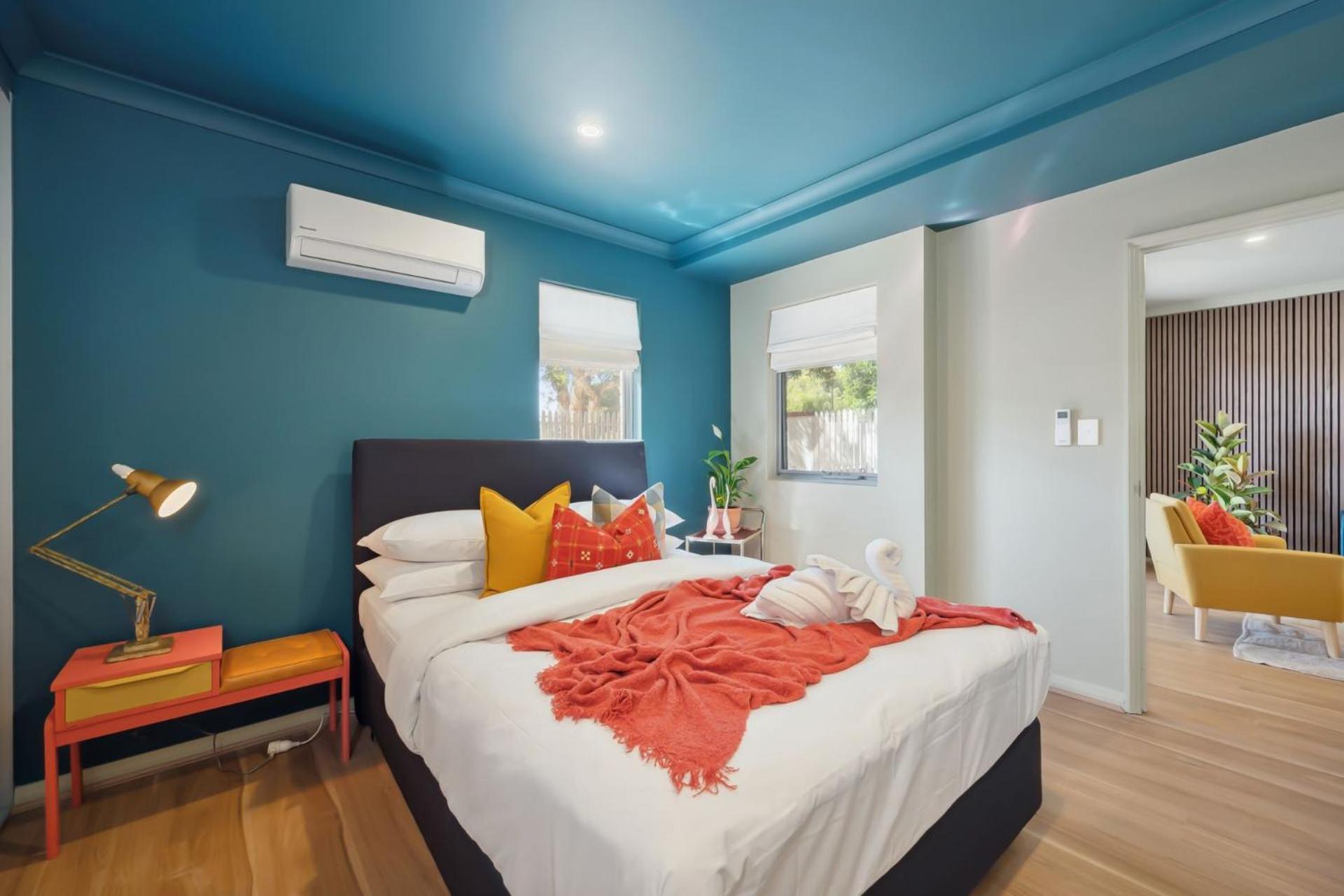 Happy Classic Mid-century Modern Escape Apartment