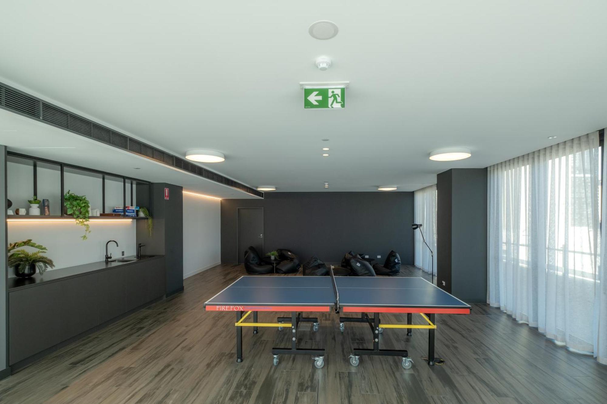 Luxury Downtown Apt - Sunset Views, Pool & Gym Apartment