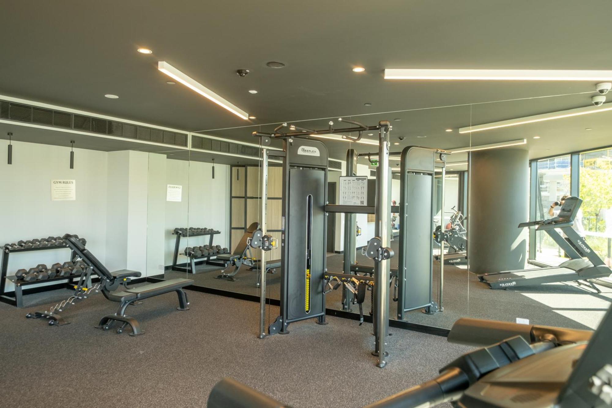 Luxury Downtown Apt - Sunset Views, Pool & Gym *