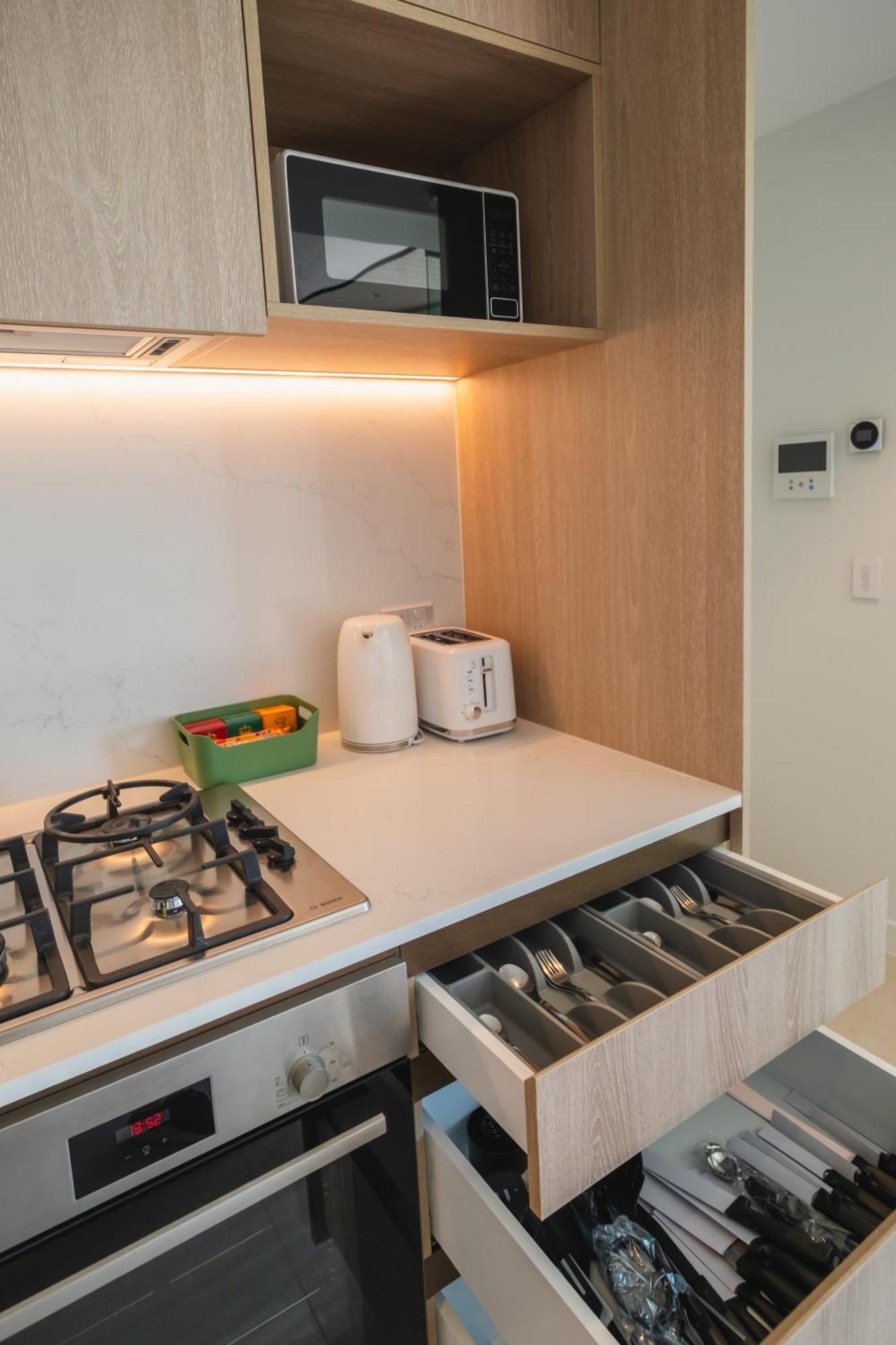Luxury Downtown Apt - Sunset Views, Pool & Gym *