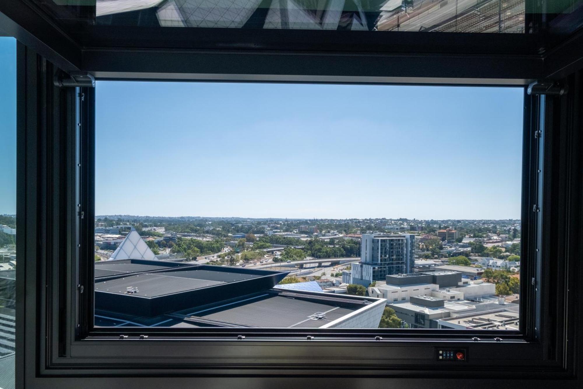 Luxury Downtown Apt - Sunset Views, Pool & Gym Apartment