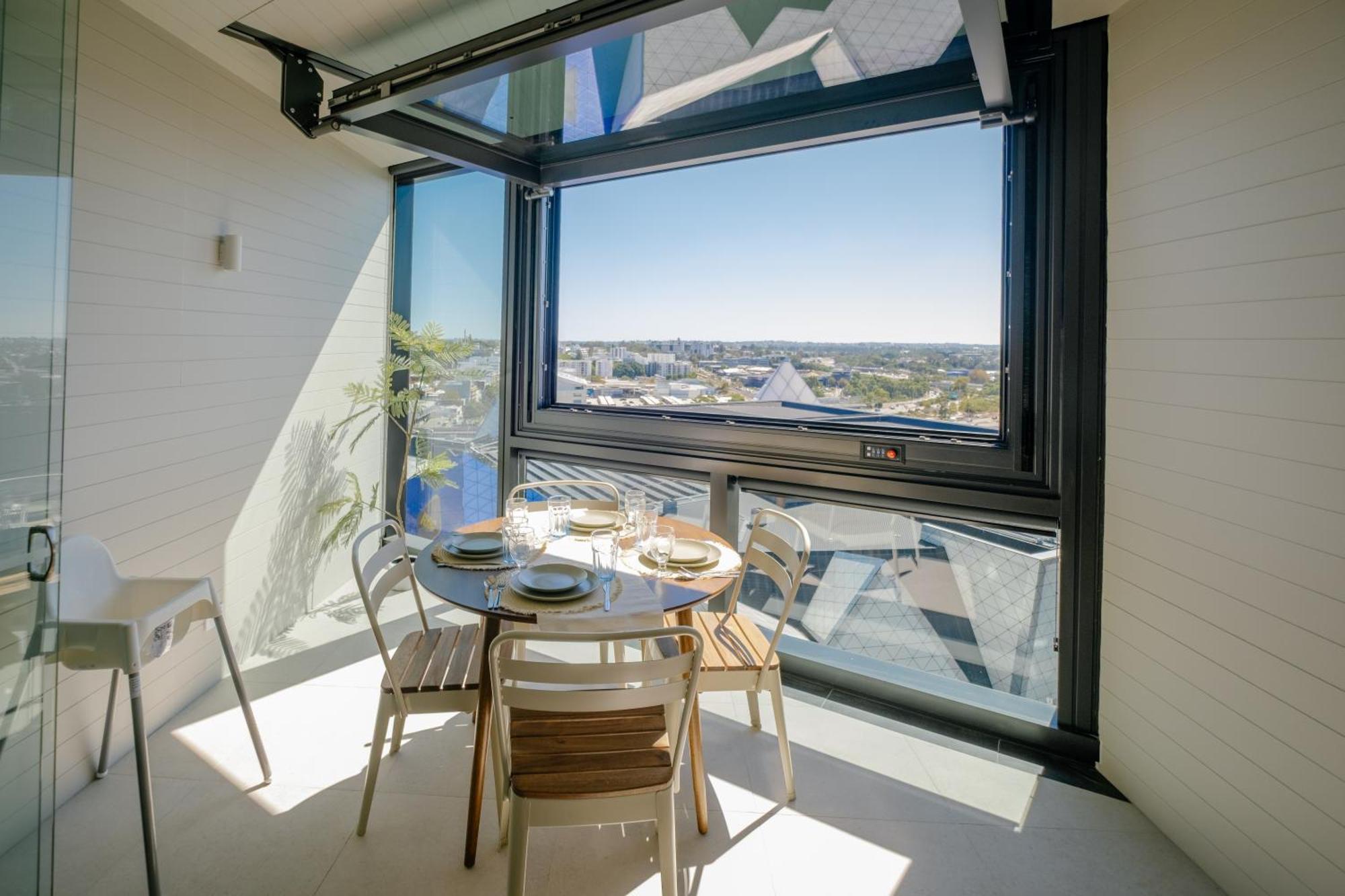 Apartment Luxury Downtown Apt - Sunset Views, Pool & Gym