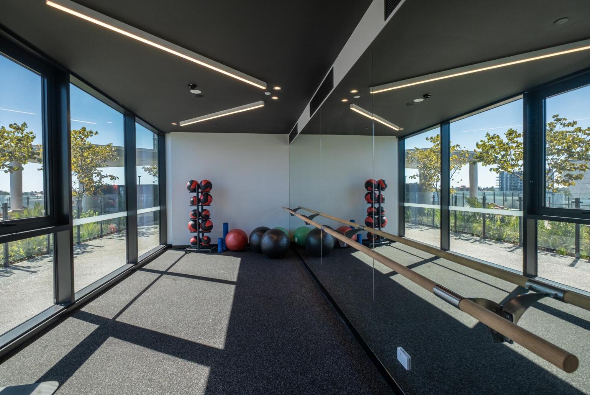 Luxury Downtown Apt - Sunset Views, Pool & Gym Perth
