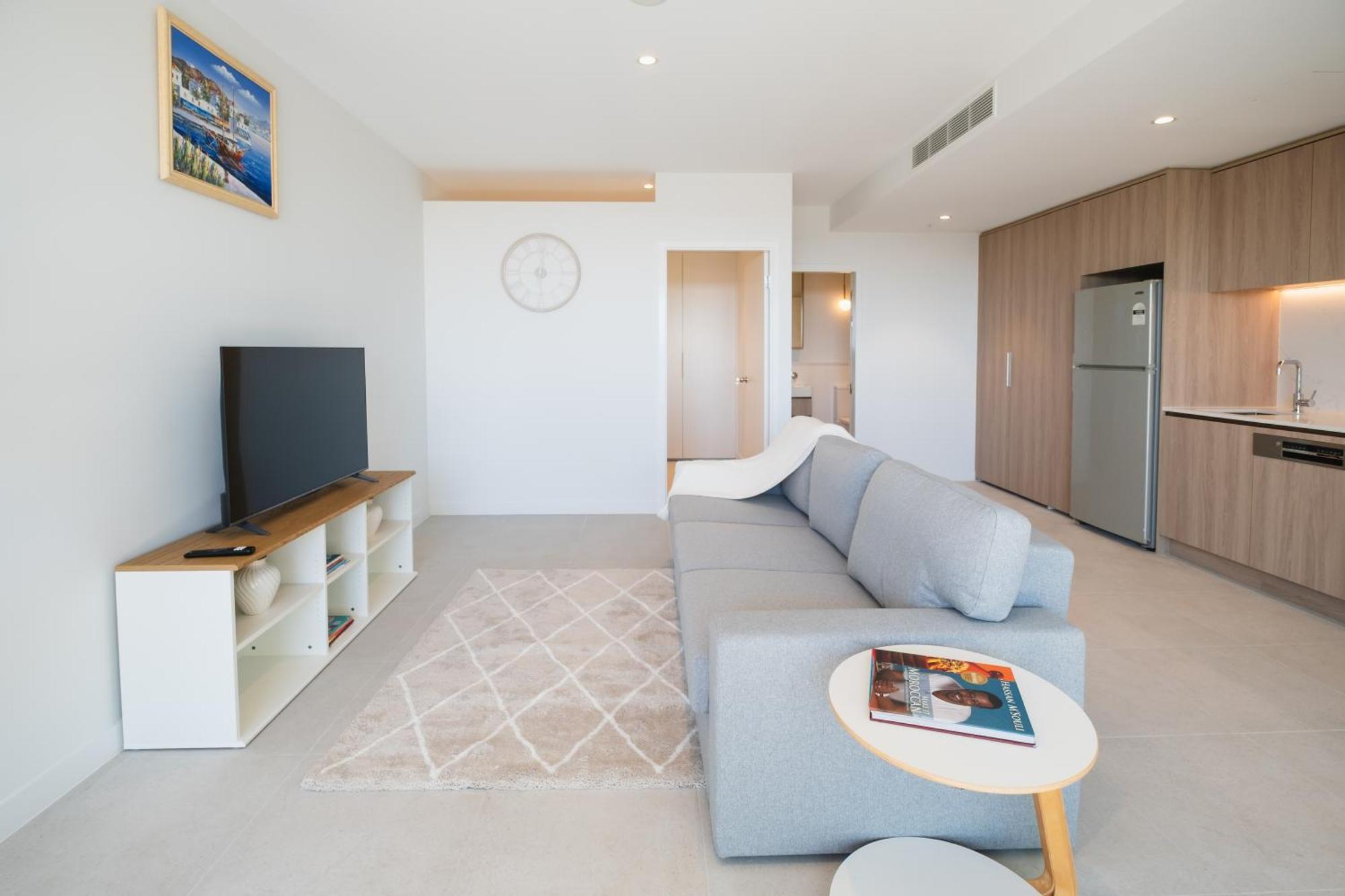 Luxury Downtown Apt - Sunset Views, Pool & Gym Apartment