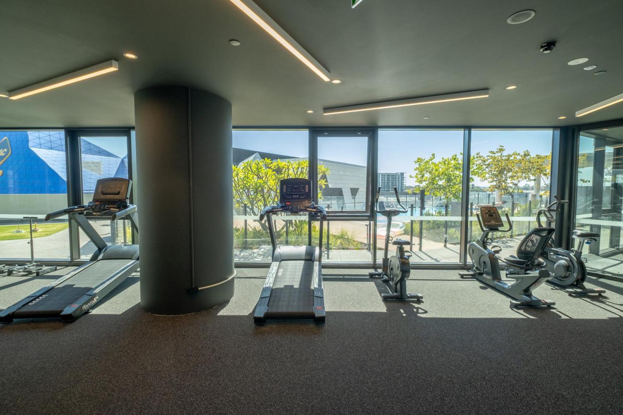 Luxury Downtown Apt - Sunset Views, Pool & Gym *