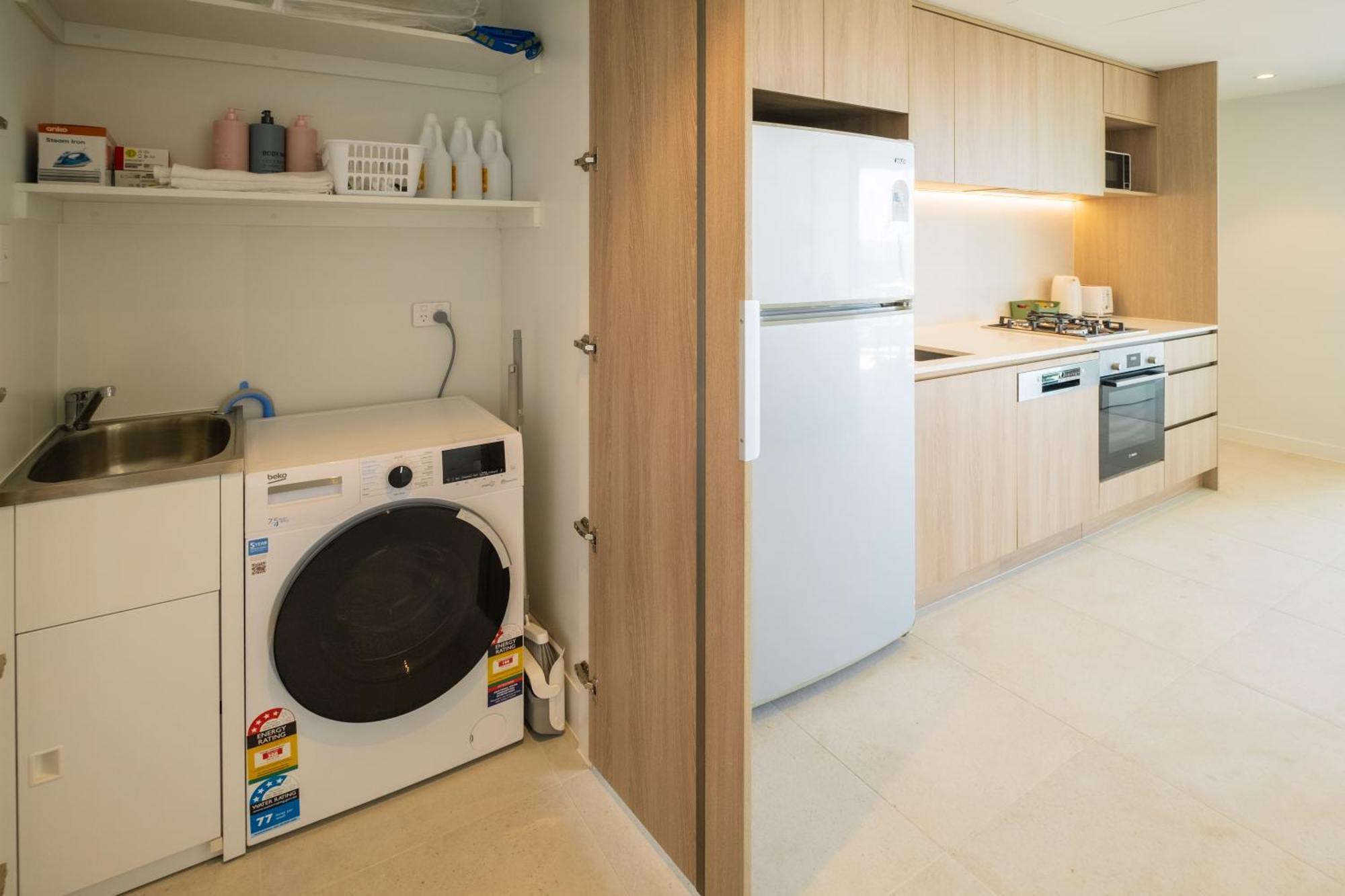 Luxury Downtown Apt - Sunset Views, Pool & Gym