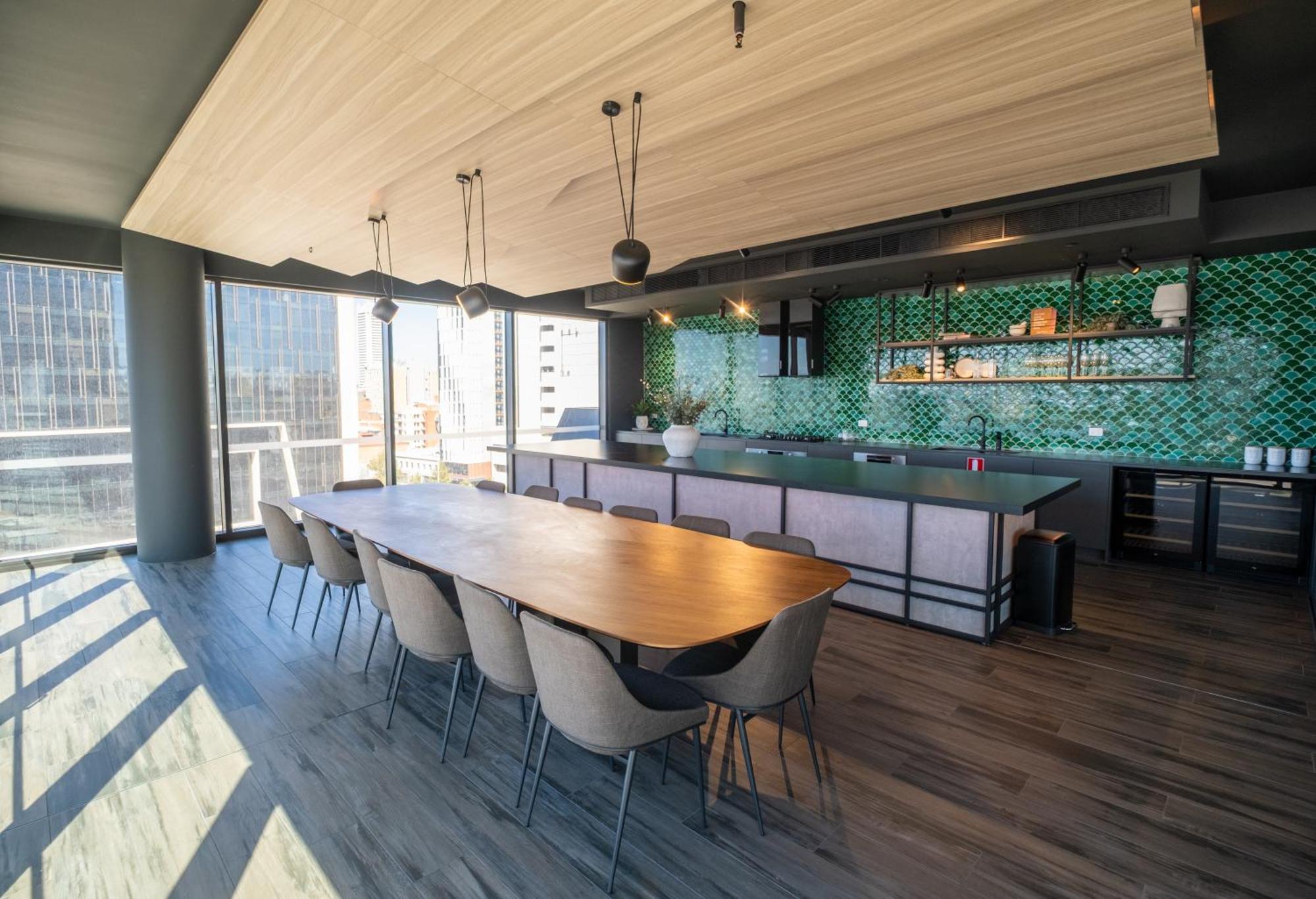 Luxury Downtown Apt - Sunset Views, Pool & Gym Apartment *