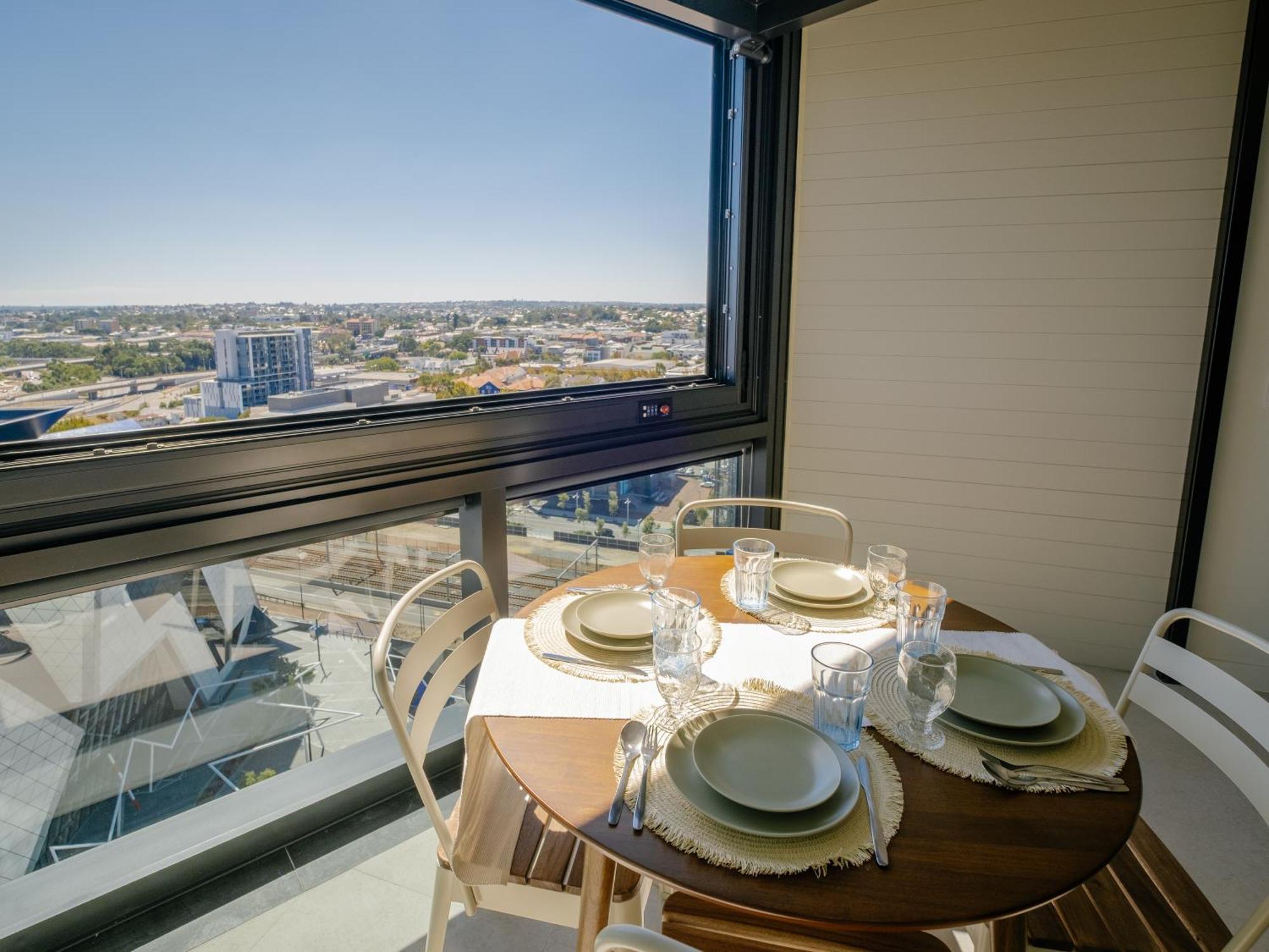 Luxury Downtown Apt - Sunset Views, Pool & Gym * Perth