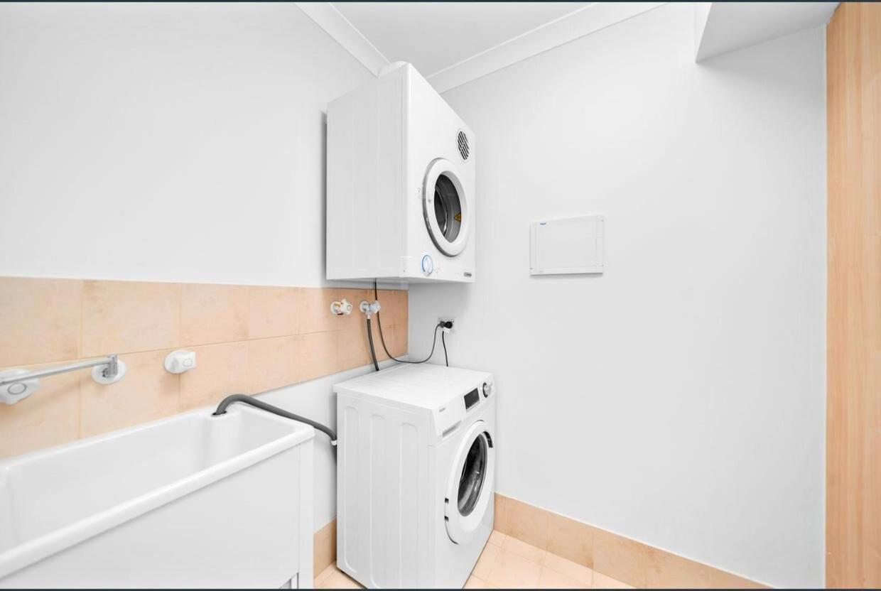 64 Sweeping Views Eastperth 2br Poolpkg Apartment