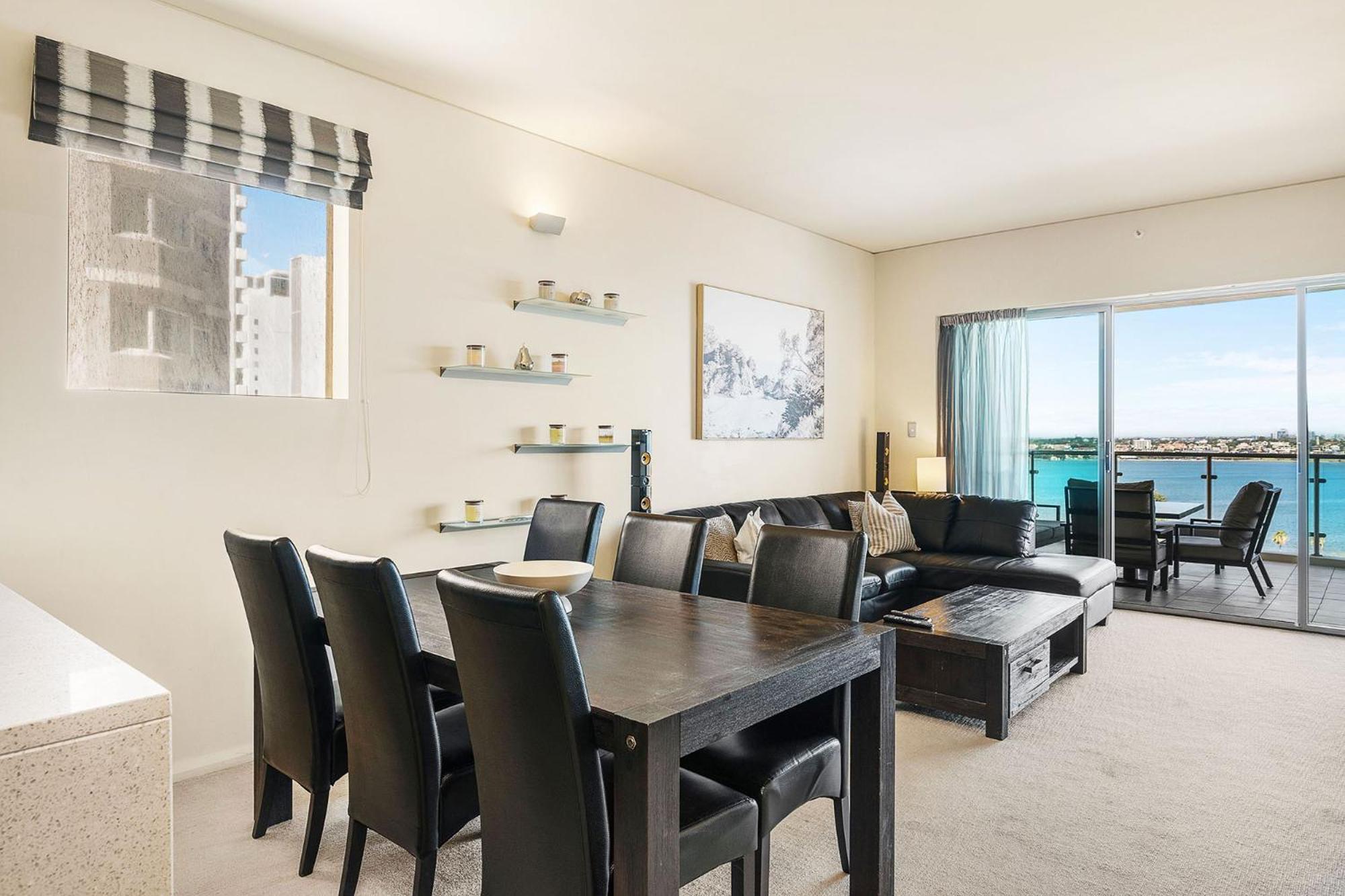 Executive Riverfront Retreat With Stunning Views Pangsapuri *
