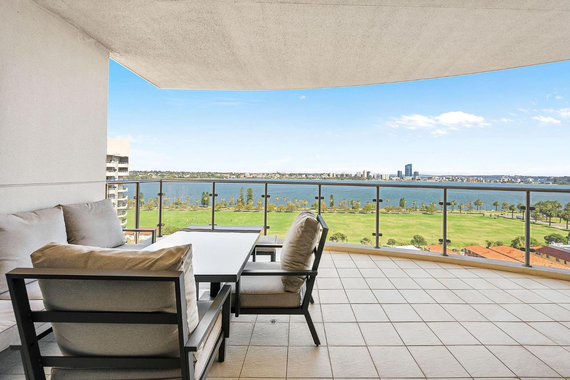 Executive Riverfront Retreat With Stunning Views Pangsapuri