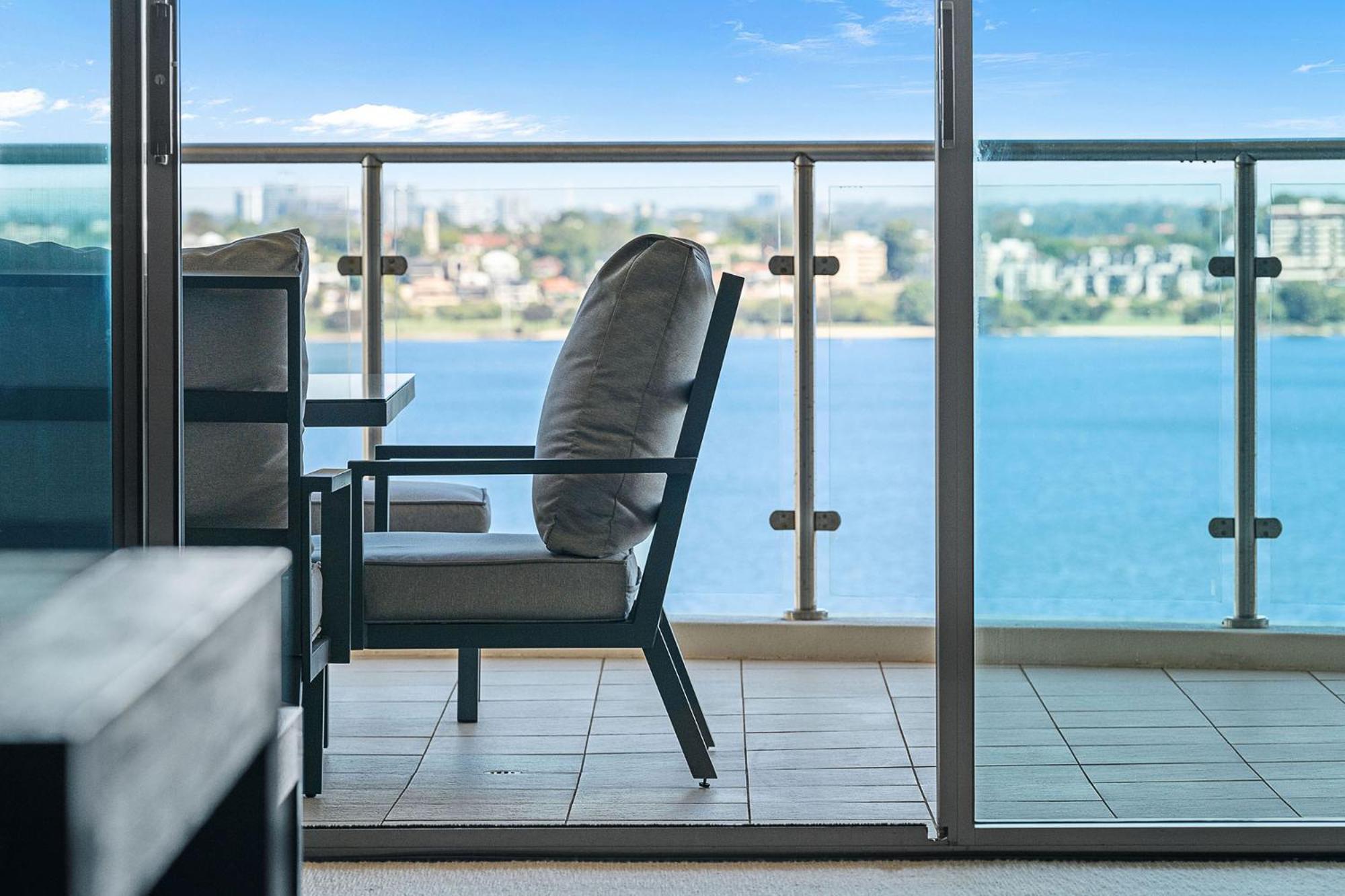 Executive Riverfront Retreat With Stunning Views Pangsapuri *