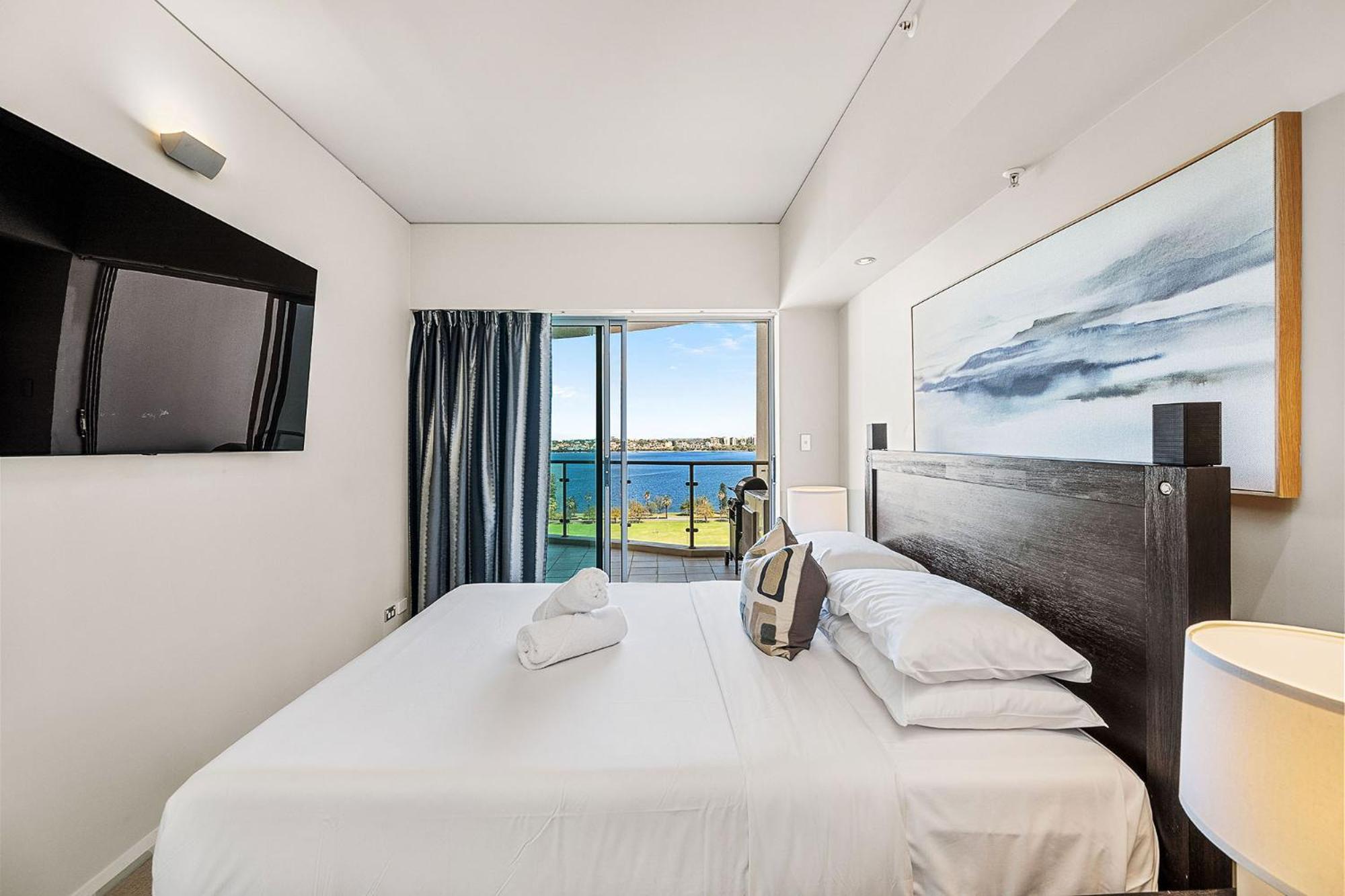 Executive Riverfront Retreat With Stunning Views *