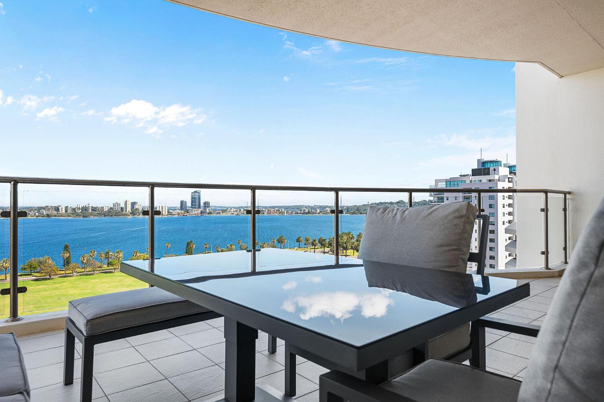Executive Riverfront Retreat With Stunning Views * Perth