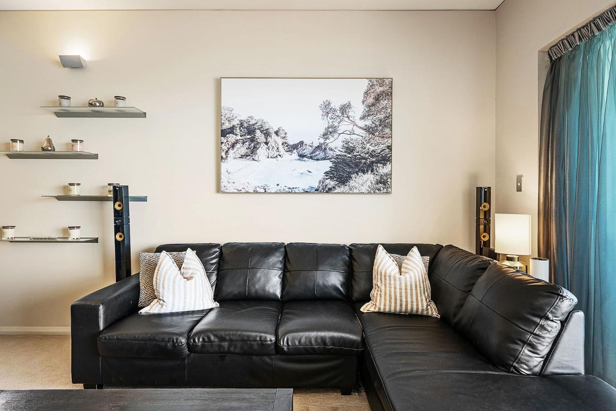 Executive Riverfront Retreat With Stunning Views *