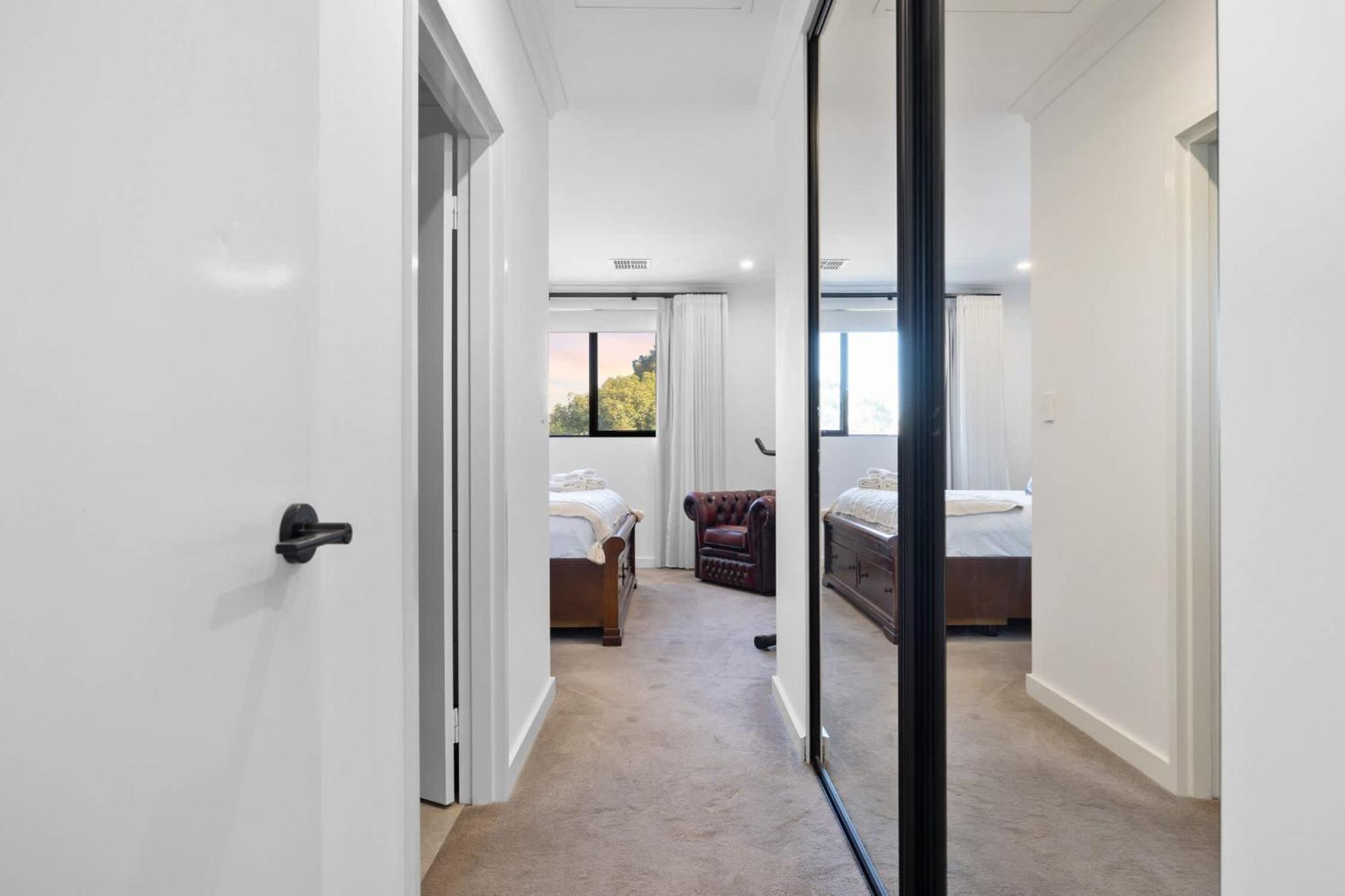 Stylish Mount Lawley Retreat Walk To Beaufort Street Holiday home *