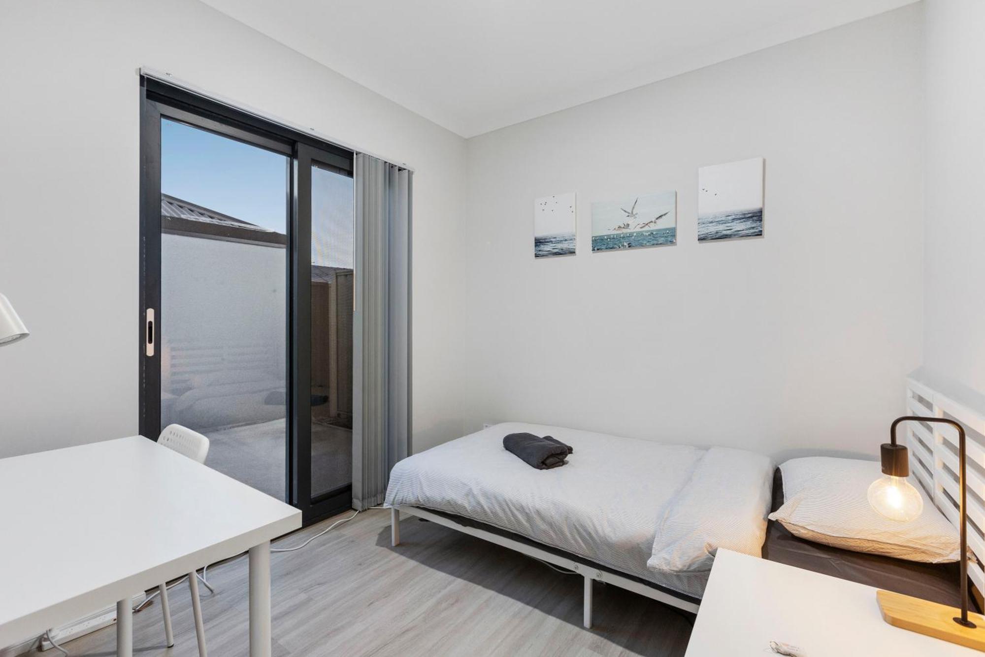 Private Bedroom Affordable Premium Modern Walk To Curtin University-shared Kitchen & Living Areas