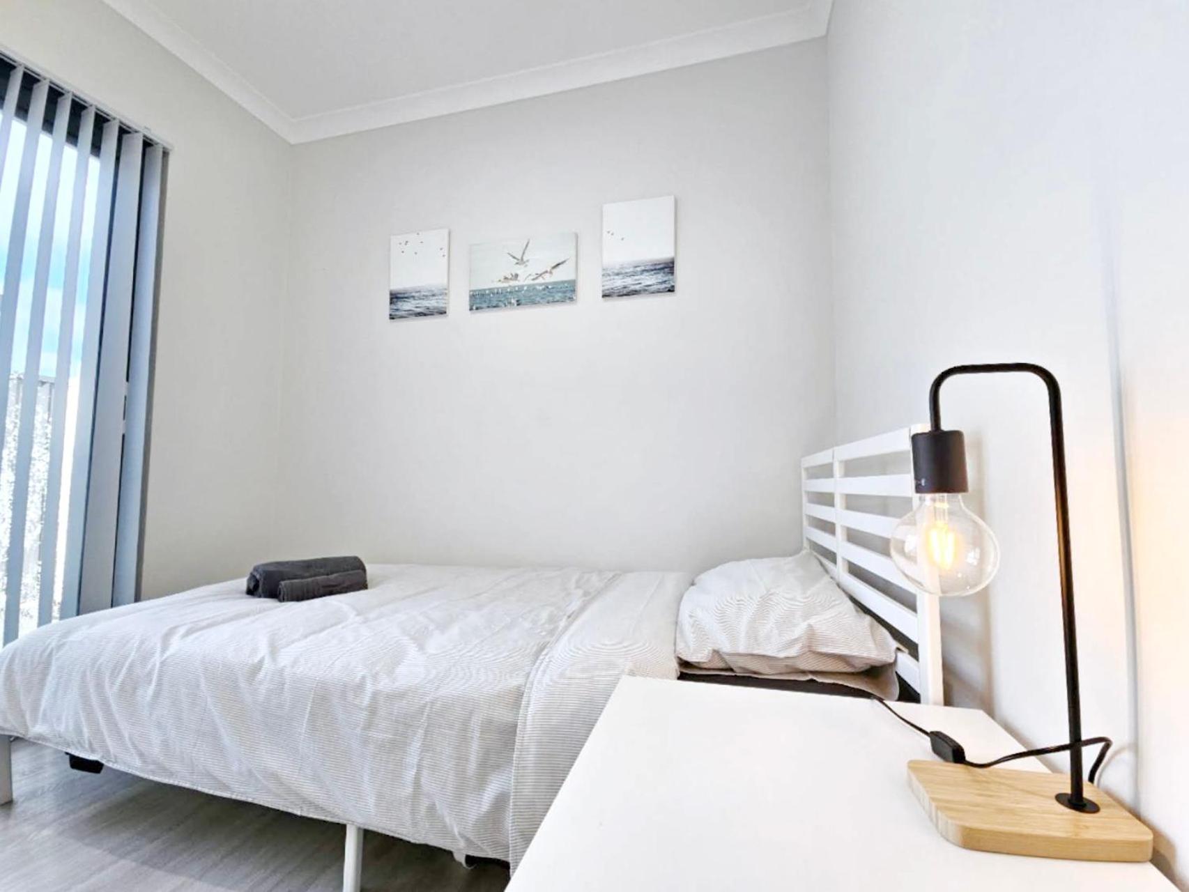 Private Bedroom Affordable Premium Modern Walk To Curtin University-shared Kitchen & Living Areas Guest house *