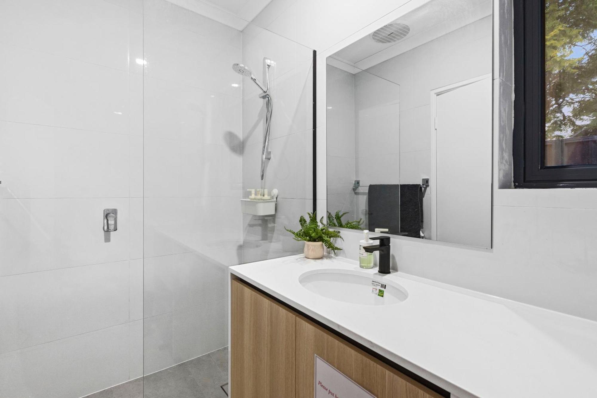 Private Bedroom Affordable Premium Modern Walk To Curtin University-shared Kitchen & Living Areas Guest house