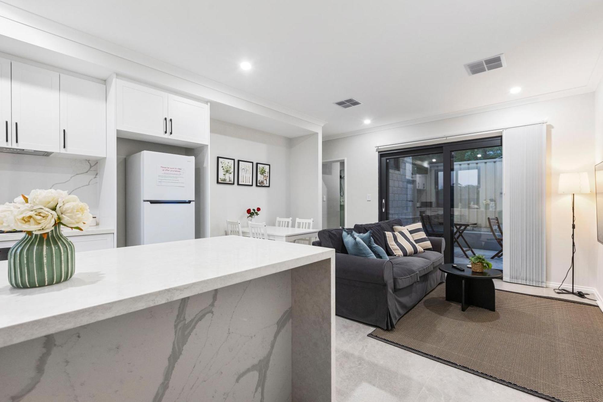 Private Bedroom Affordable Premium Modern Walk To Curtin University-shared Kitchen & Living Areas Guest house